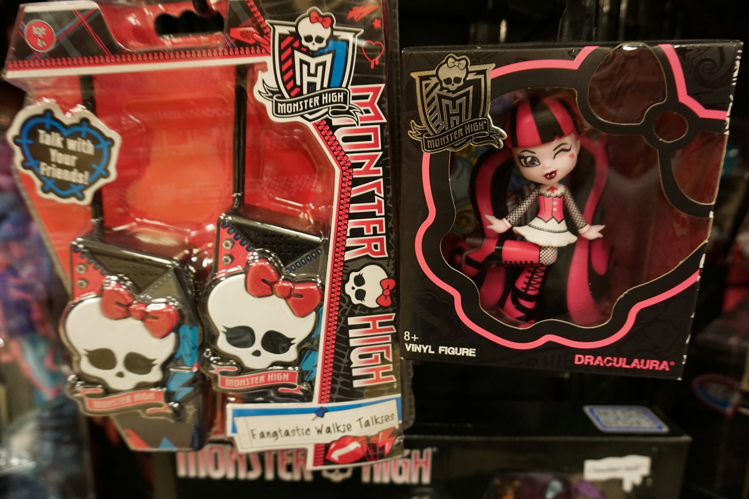 Muñeca Monster High y auriculares en forma de calavera en exhibición