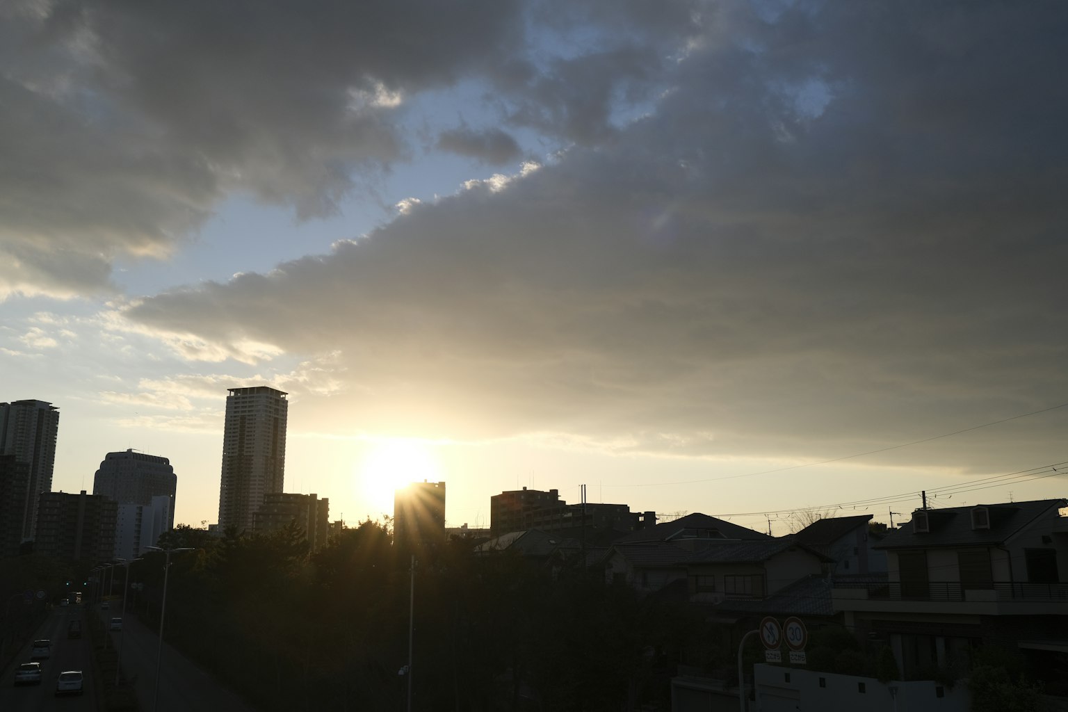 Stadtlandschaft bei Sonnenuntergang mit Hochhäusern und Wolken