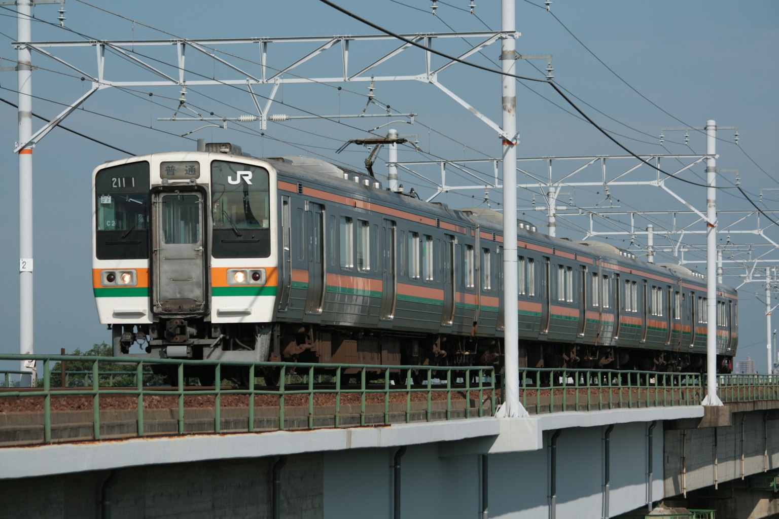 一列日本火車在高架軌道上行駛