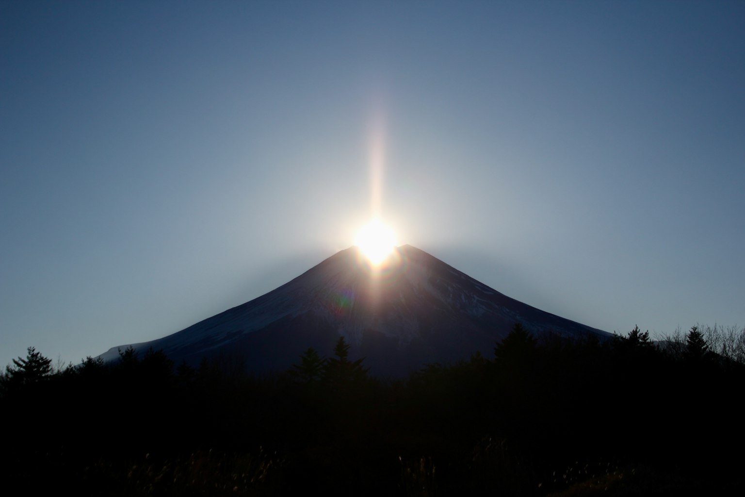 Alba splendente sopra la cima del Monte Fuji