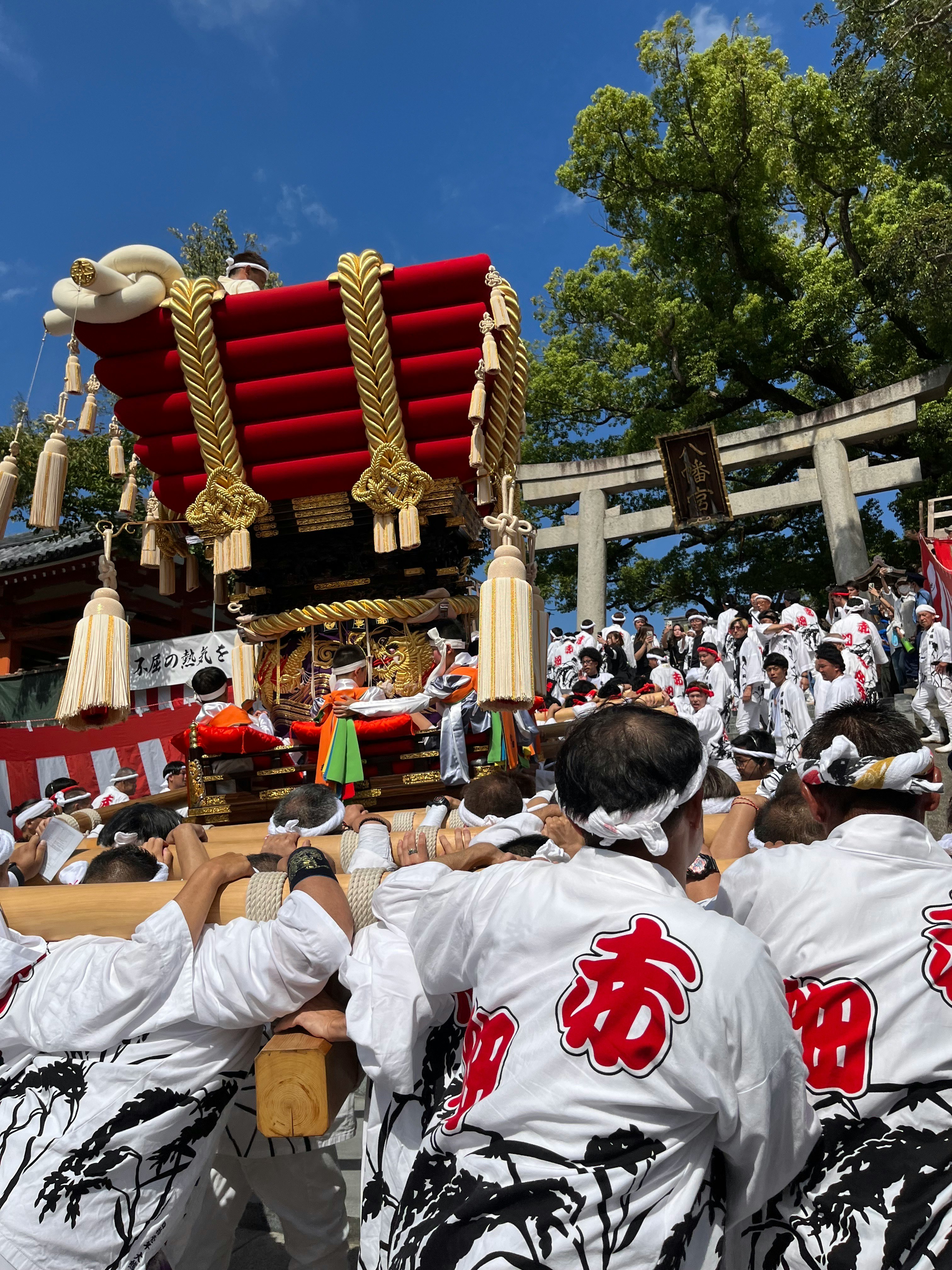 仁徳天皇陵近くの堺の祭りでふとん太鼓を担ぐ人々の熱気