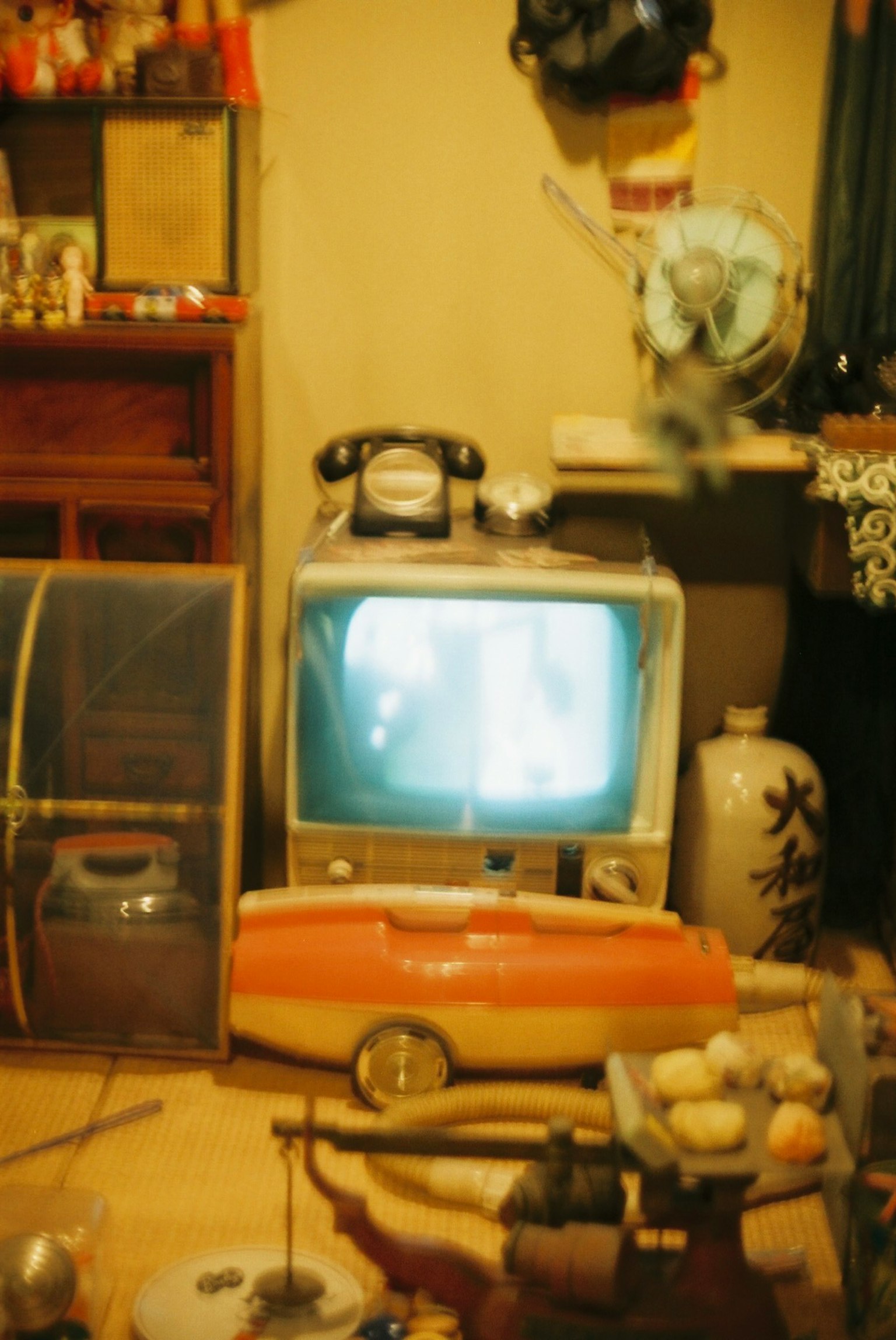 Interno retro con una vecchia televisione e un'auto giocattolo
