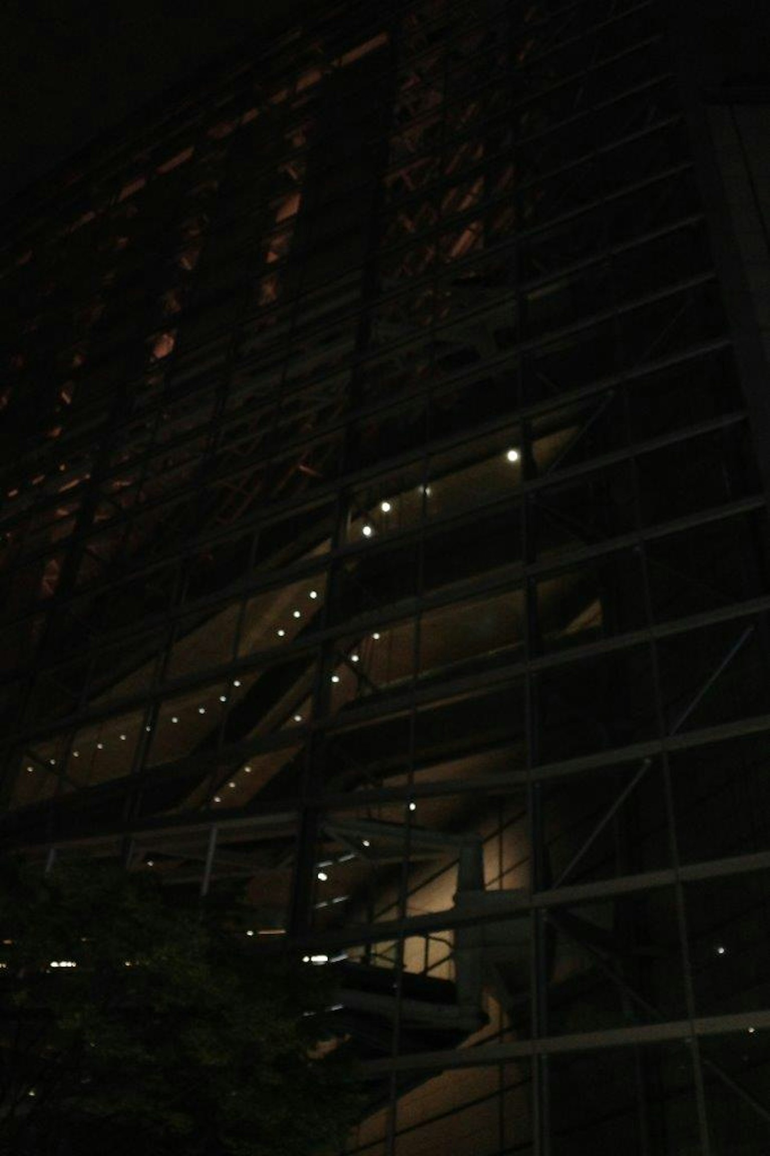 Vista esterna di una scala di un edificio moderno illuminata di notte