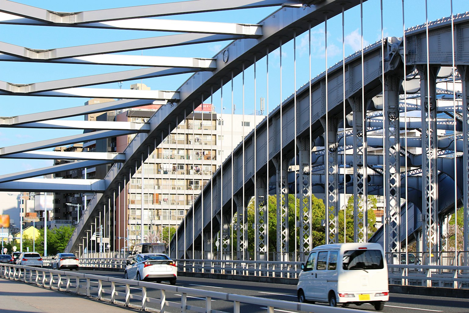 Moderner Bogenbrücke mit städtischer Landschaft