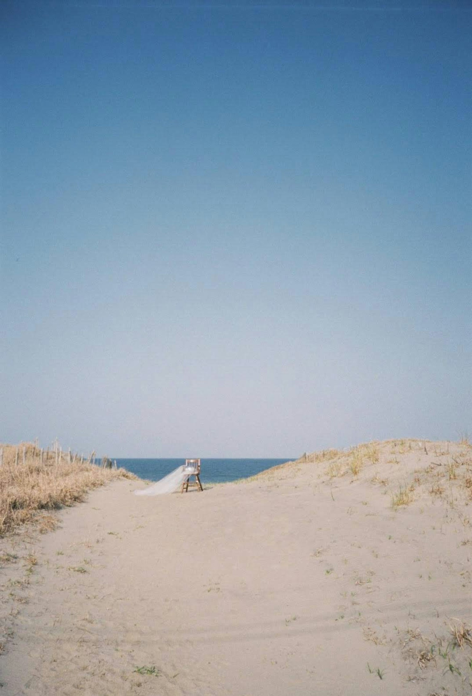 Chemin menant à la plage avec un ciel bleu clair