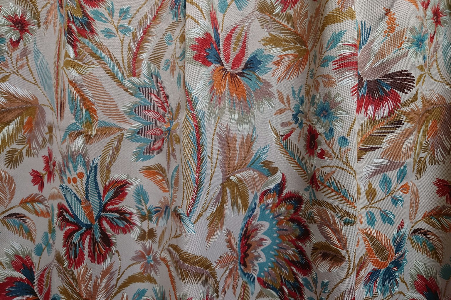 Motif détaillé de tissu floral coloré