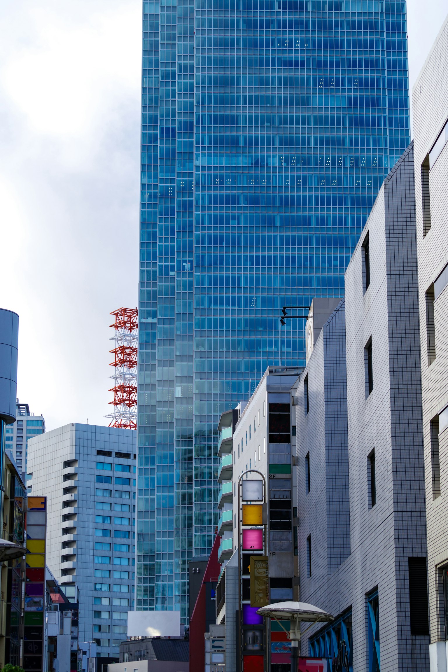 城市景觀，特色是高層玻璃摩天大樓和現代建築