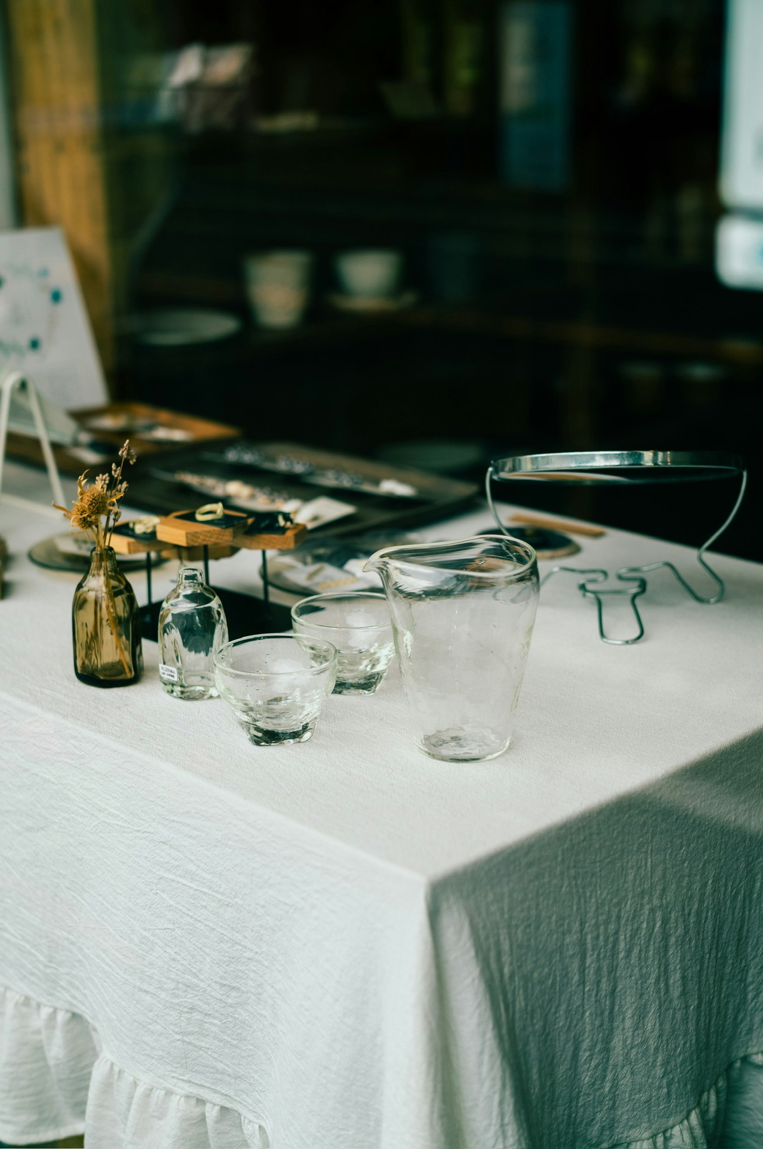 table d’événement décorée avec verres et petites bouteilles