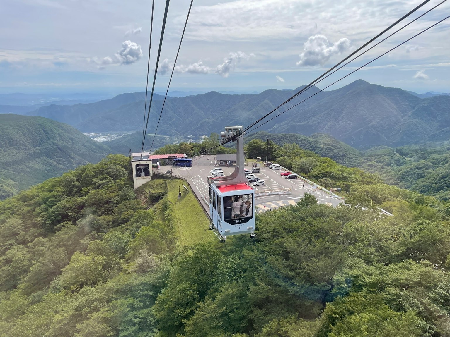 วิวของสถานีเคเบิลคาร์ที่ยอดเขาพร้อมกับธรรมชาติรอบๆ