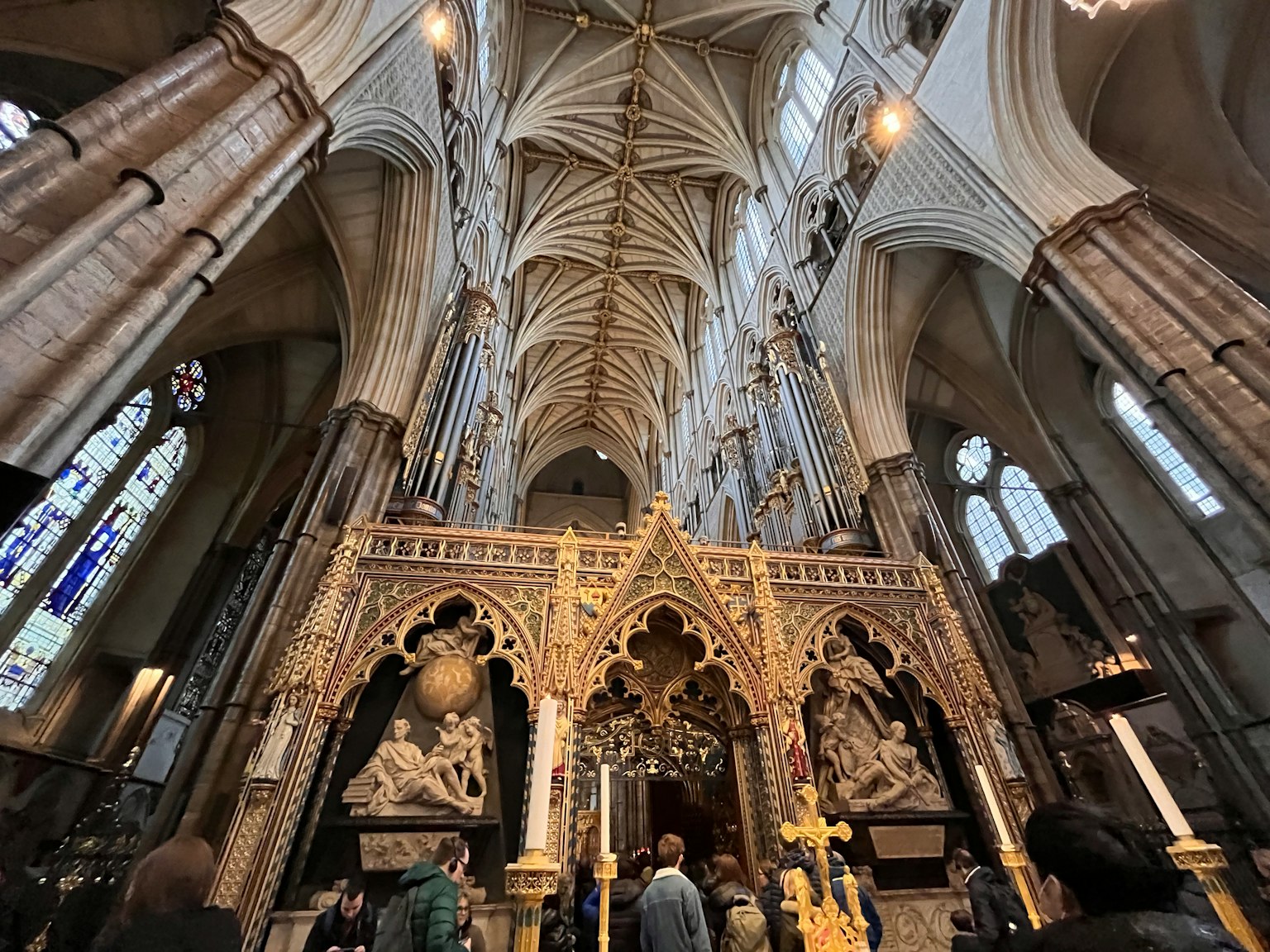 Gran interior de una iglesia con techo gótico y altar esculpido de manera intrincada