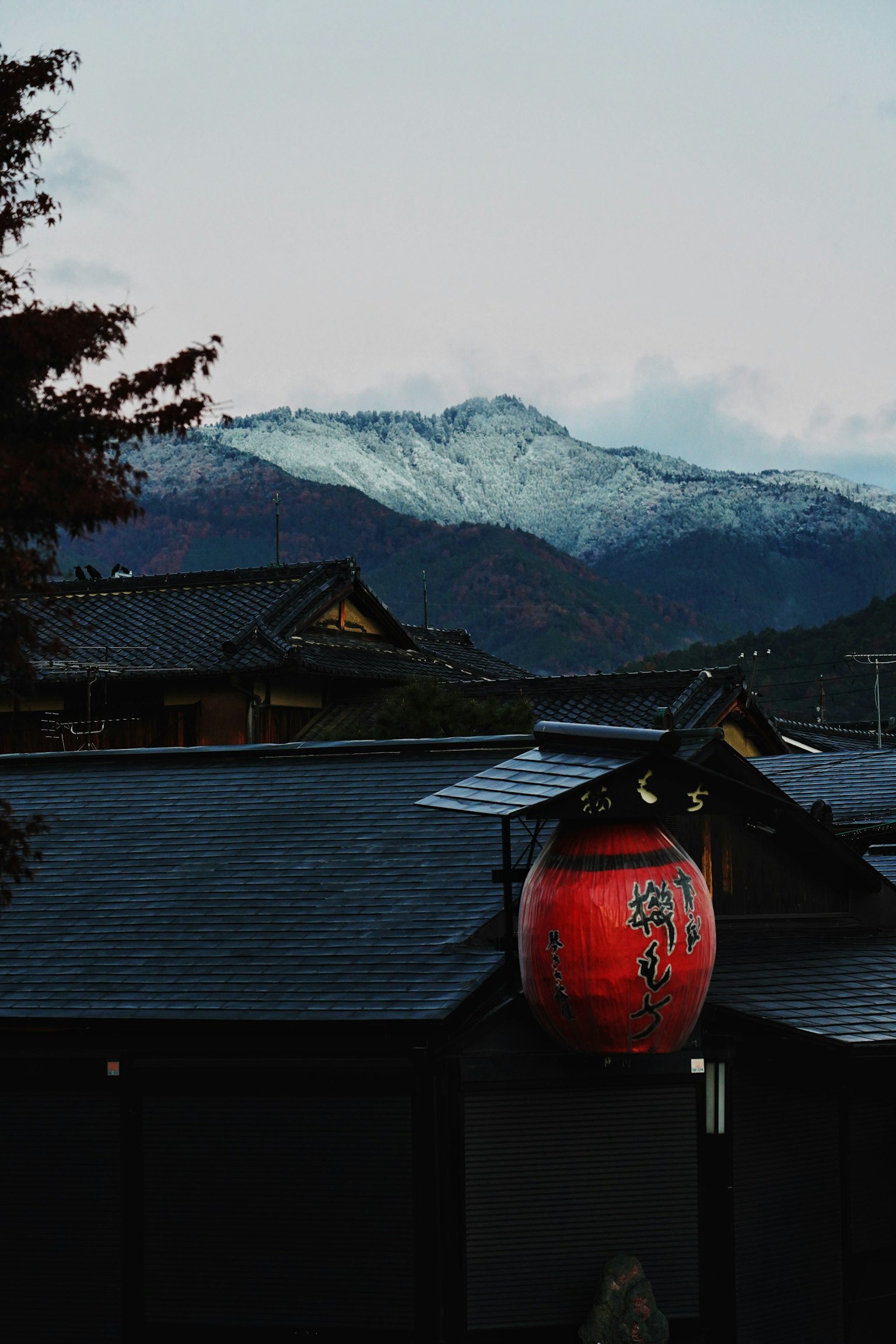 傳統日本風景，特色是雪山和紅色燈籠