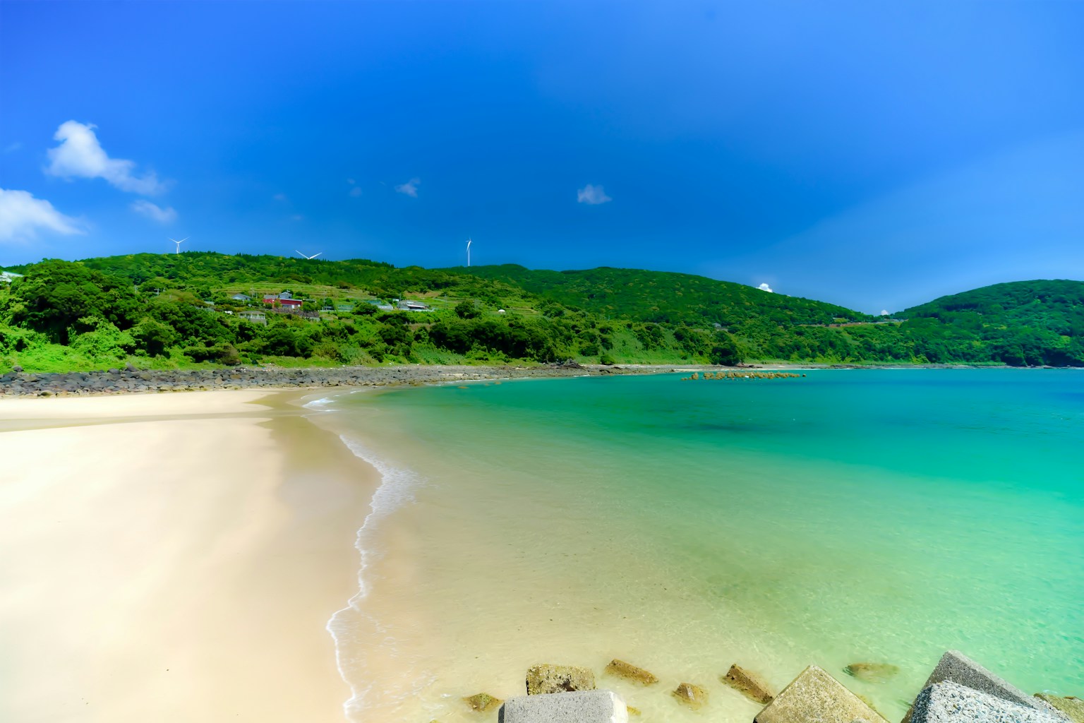Una bella scena di spiaggia con mare blu e sabbia bianca