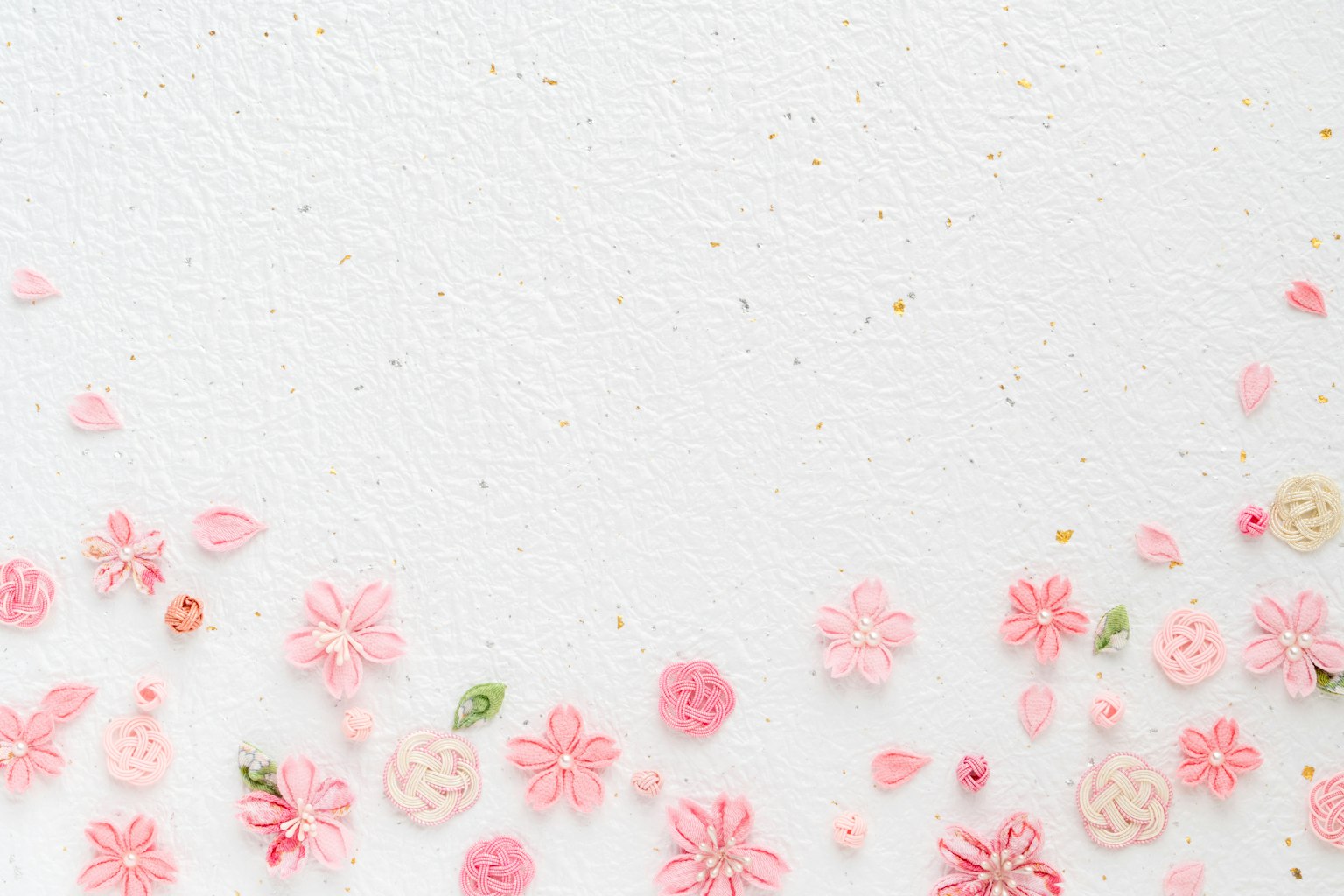 Design avec des fleurs roses dispersées sur un fond blanc