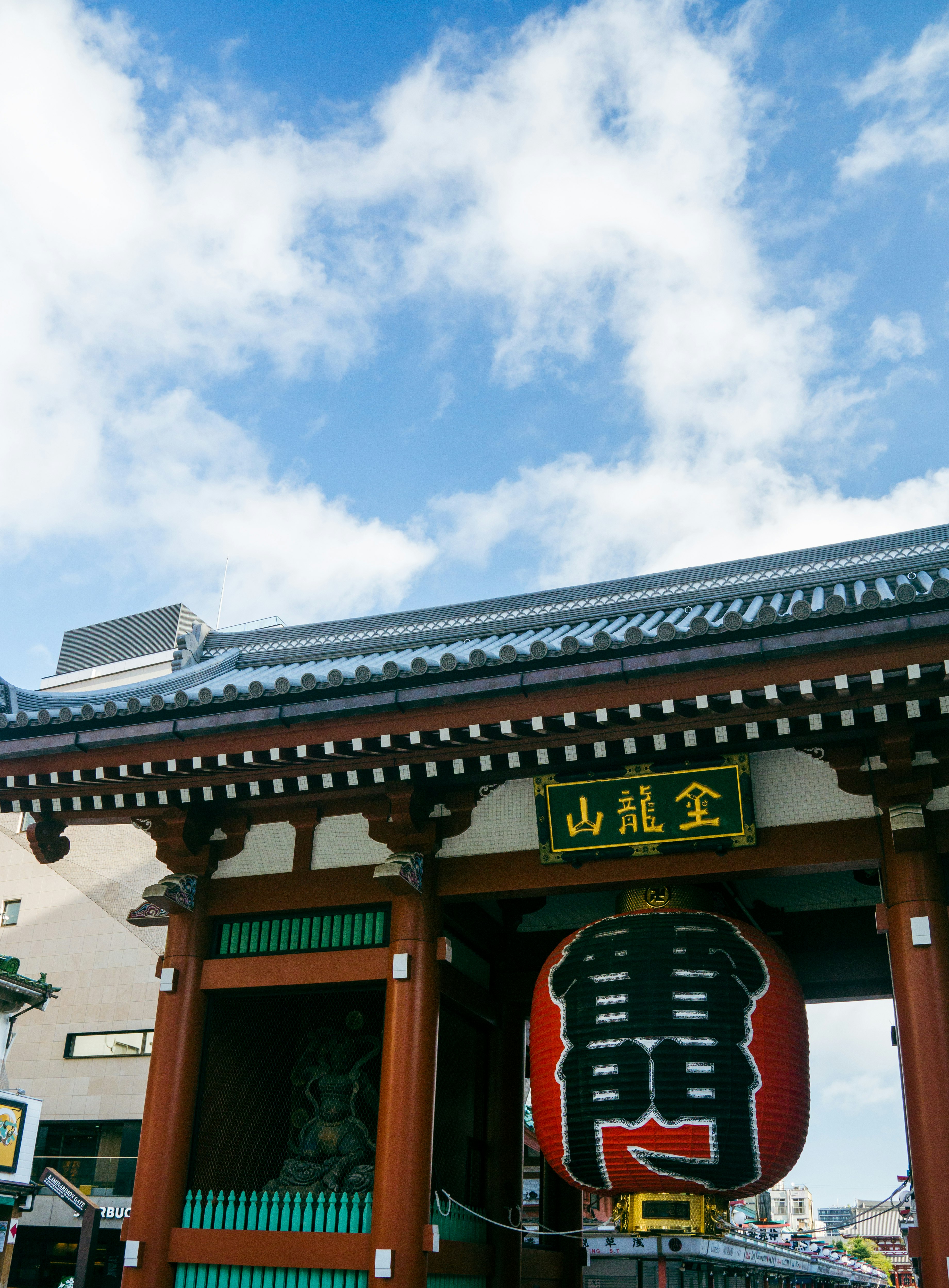 挂着“山龍舎”招牌的日式门楼
