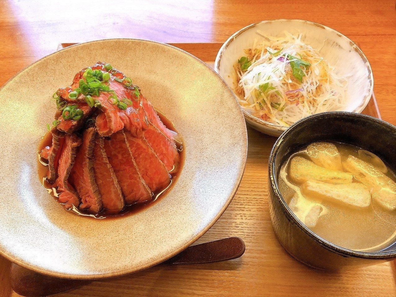 煮込み料理と味噌汁、薬味のある和食の食卓