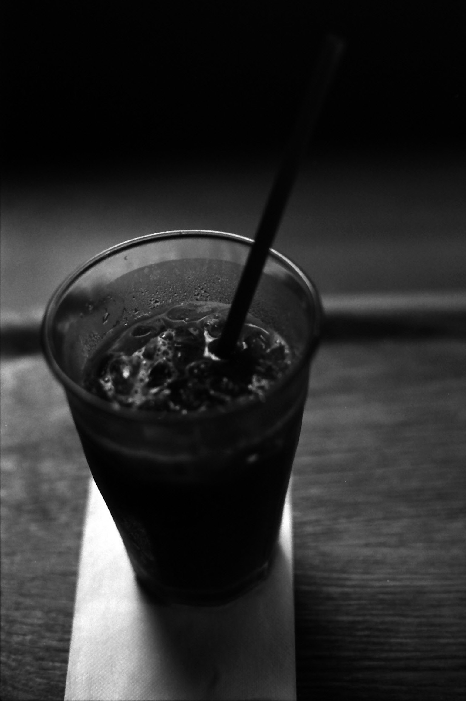 黑白飲料杯與吸管的圖像