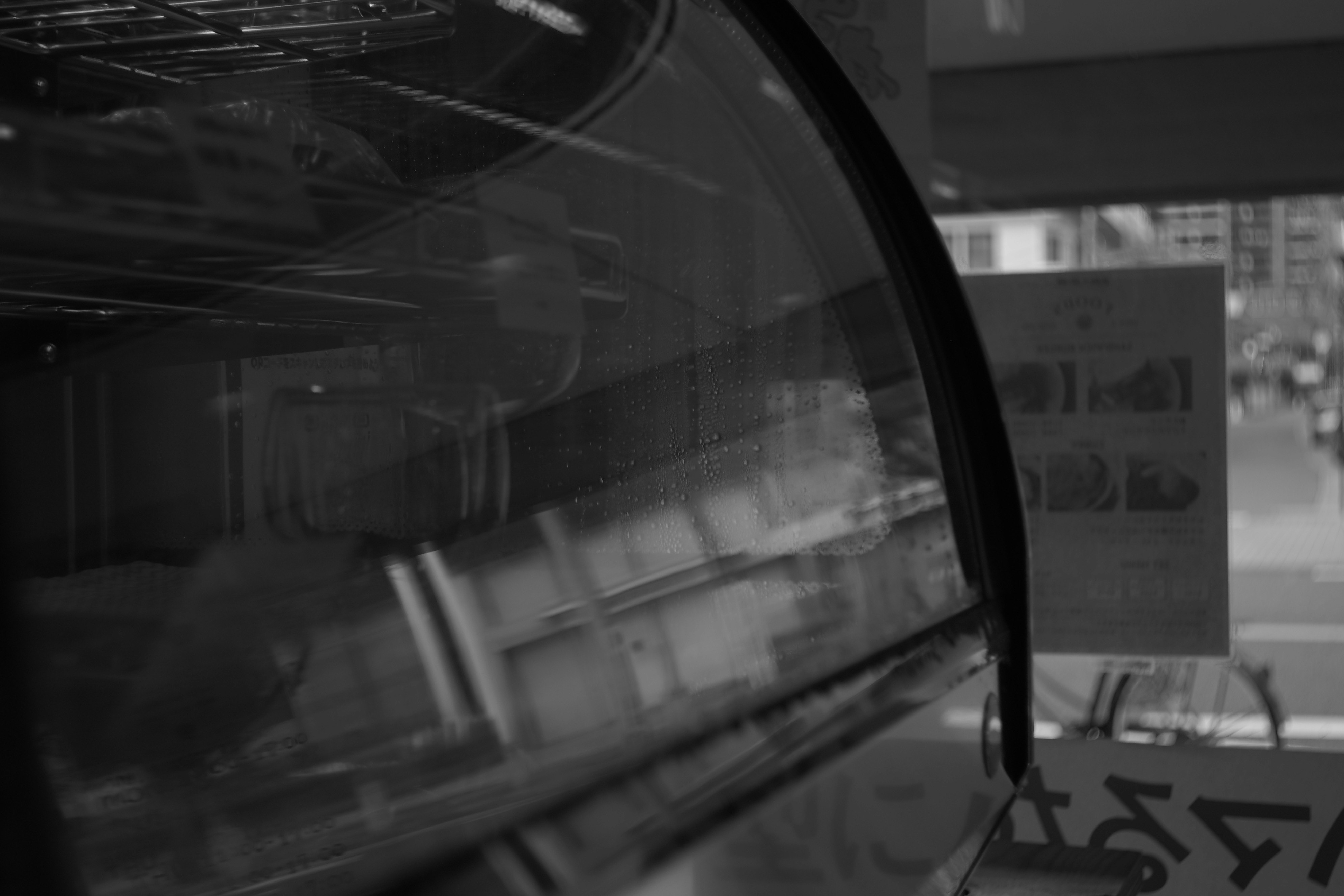 ガラス越しの電車の車内と駅のホーム風景