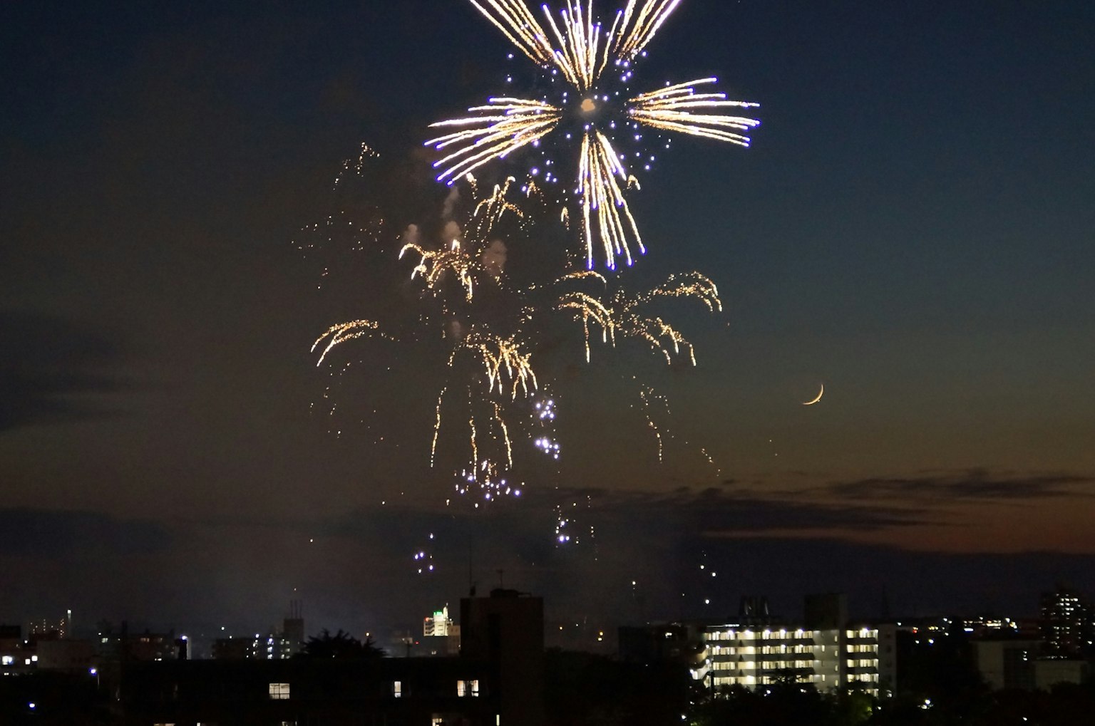 夜空中綻放的煙火，色彩繽紛