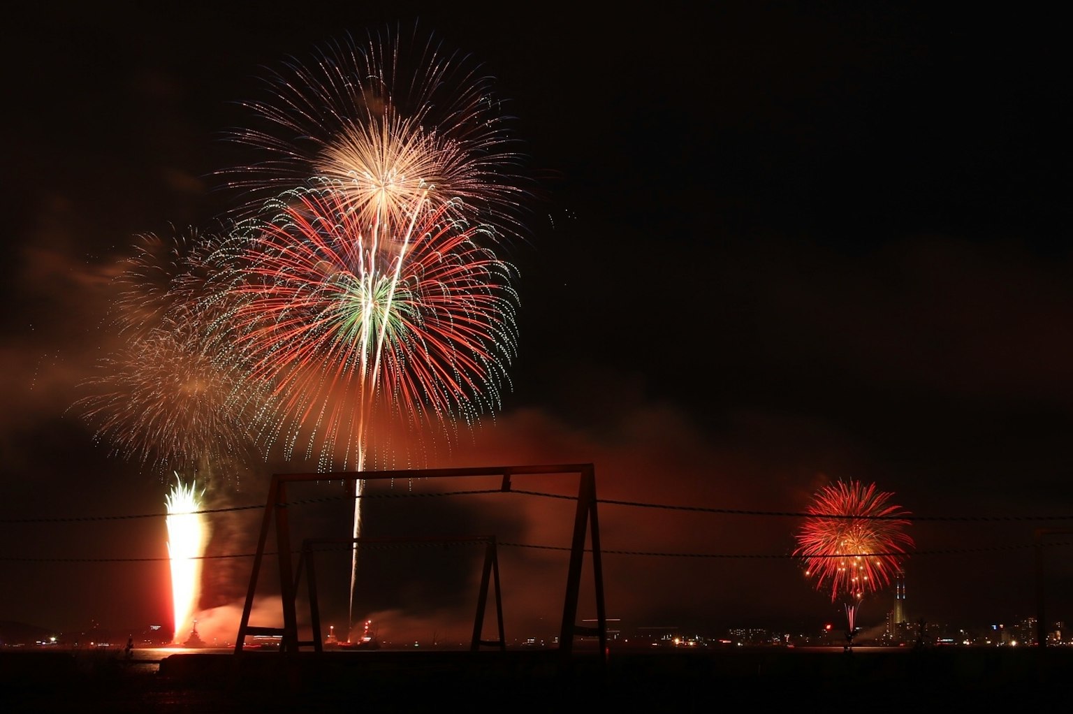 夜空中绽放的五彩烟花秀