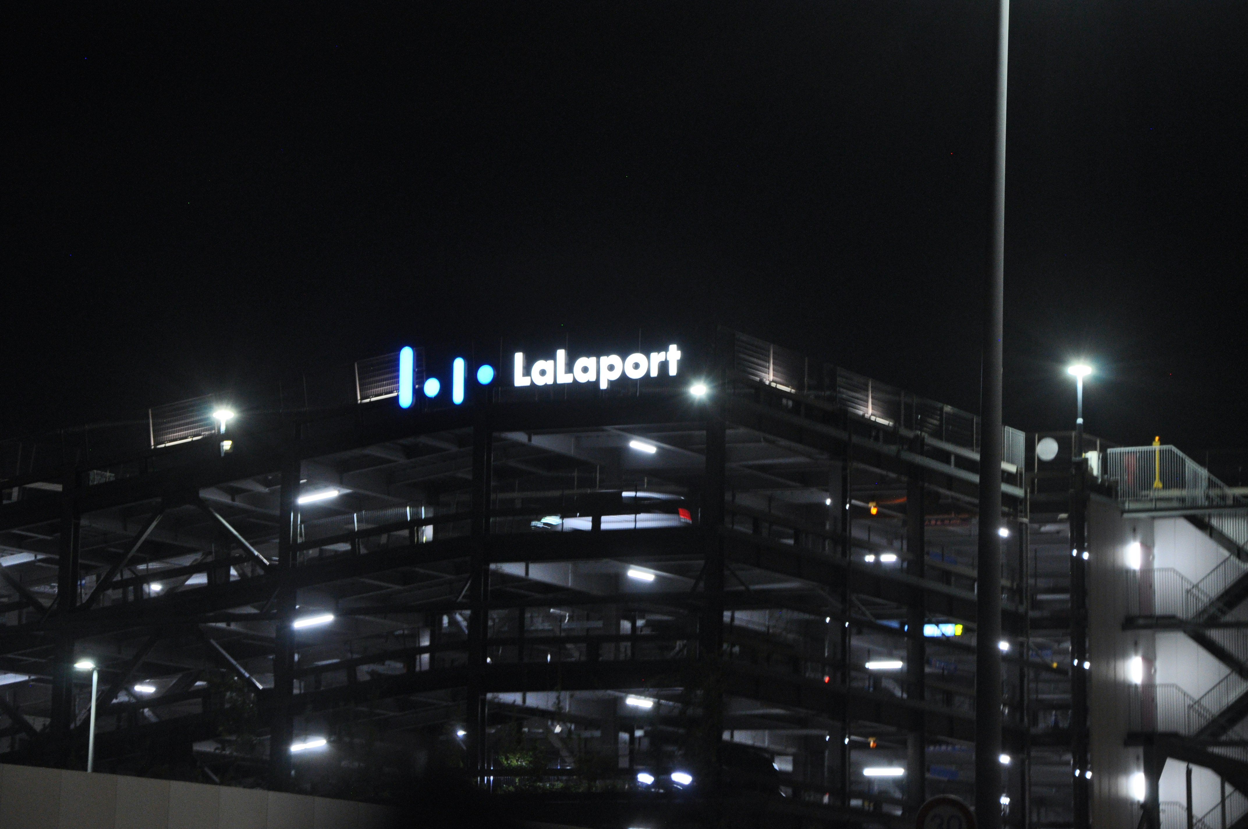 esterno notturno dell’edificio LaLaport