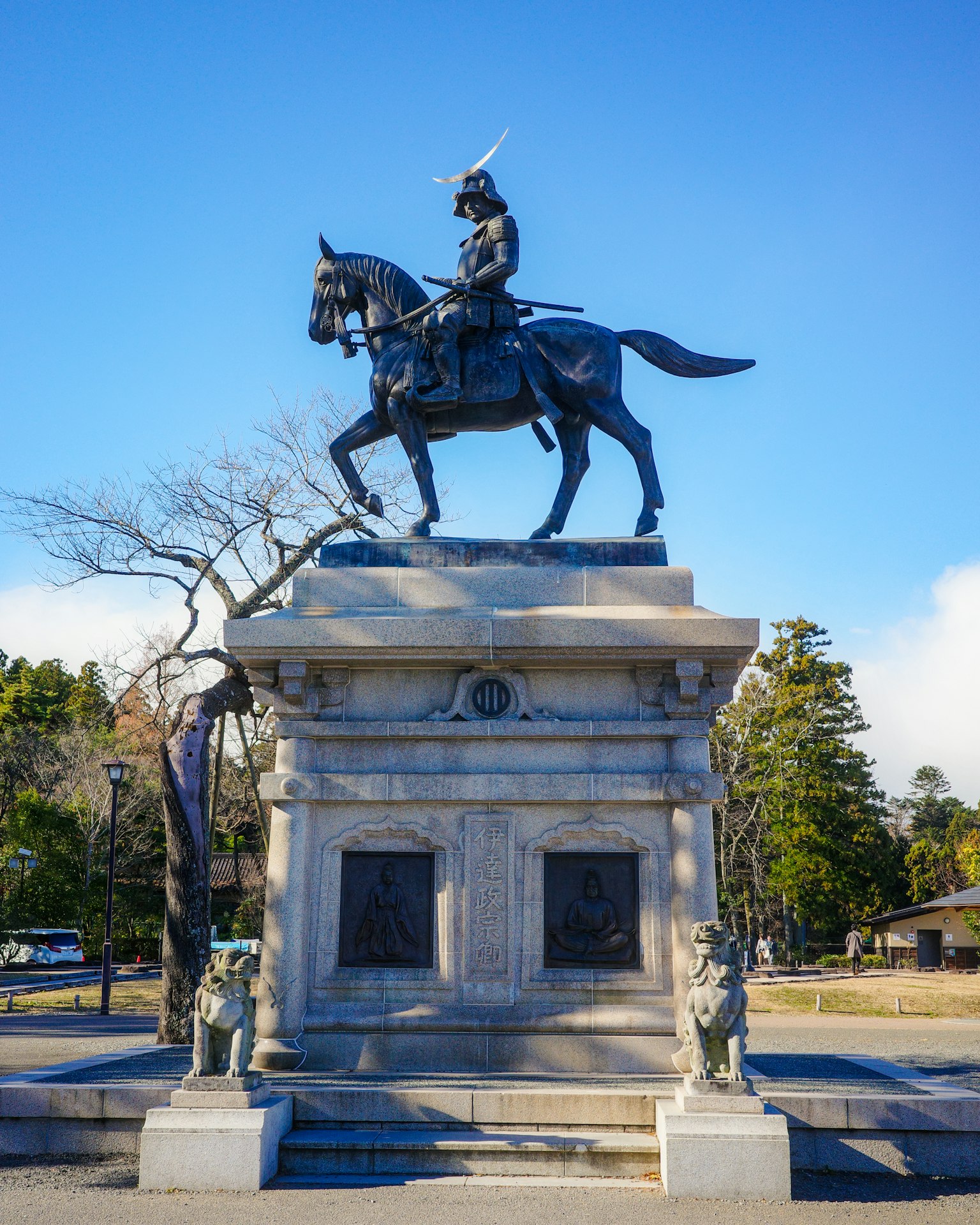 Statua equestre di una figura a cavallo sotto un cielo blu chiaro