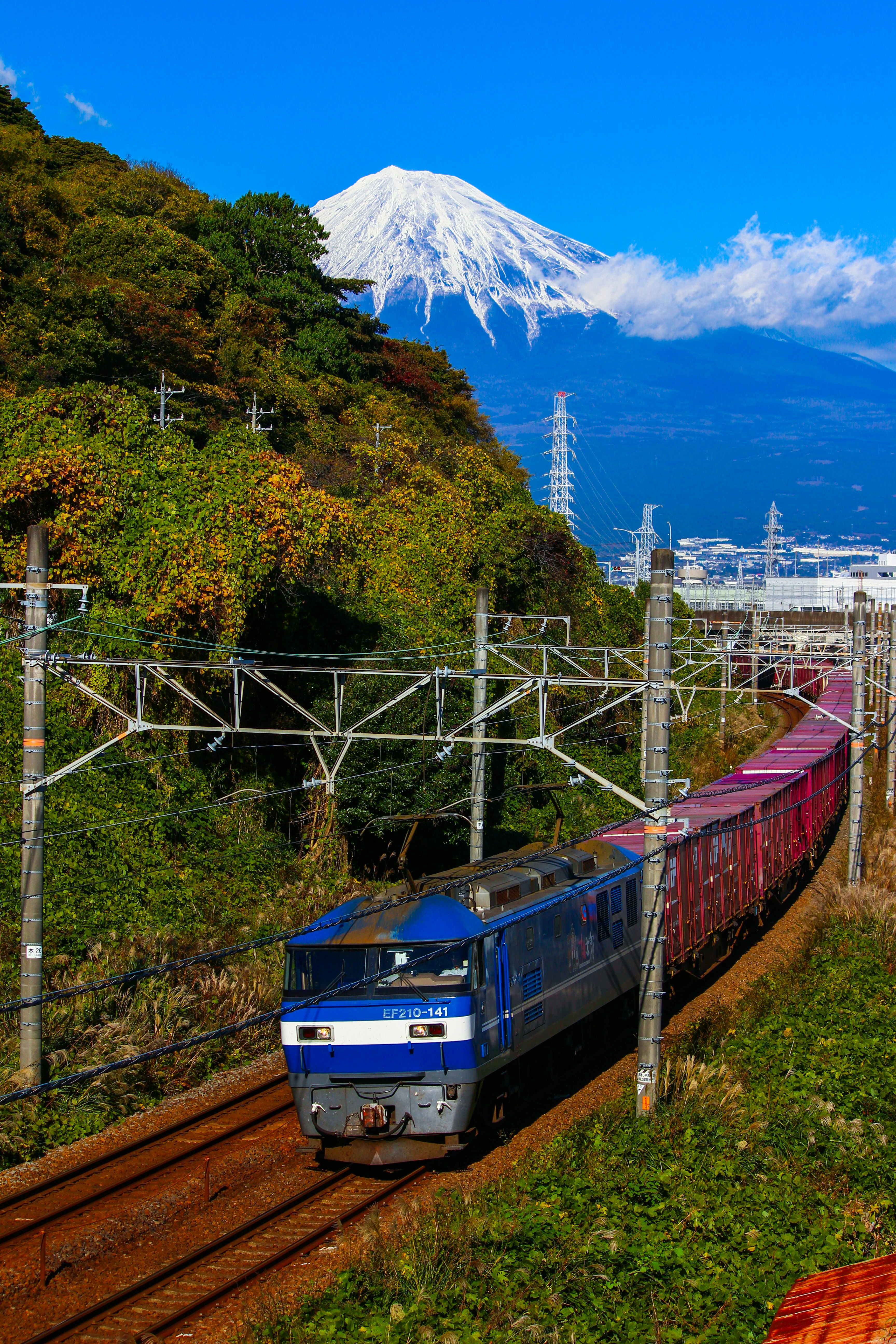 富士山を望む静岡市蒲原の貨物列車が走る風景