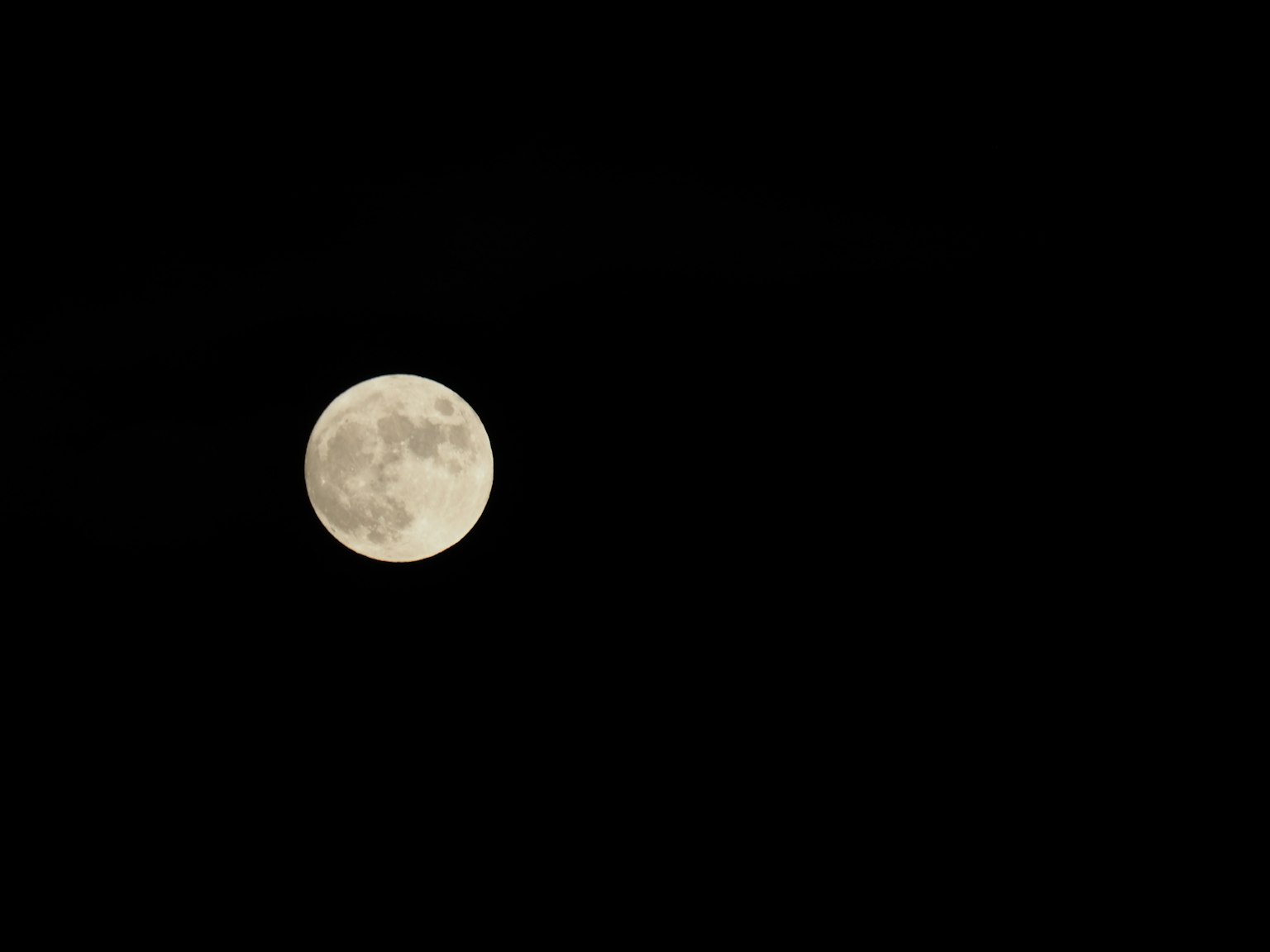 Luna piena che brilla in un cielo scuro