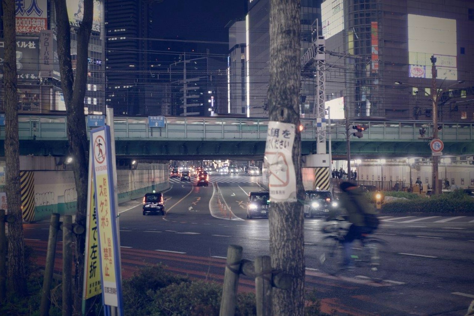 야경 도시 풍경 차량과 자전거가 다리 아래를 지나가는 모습
