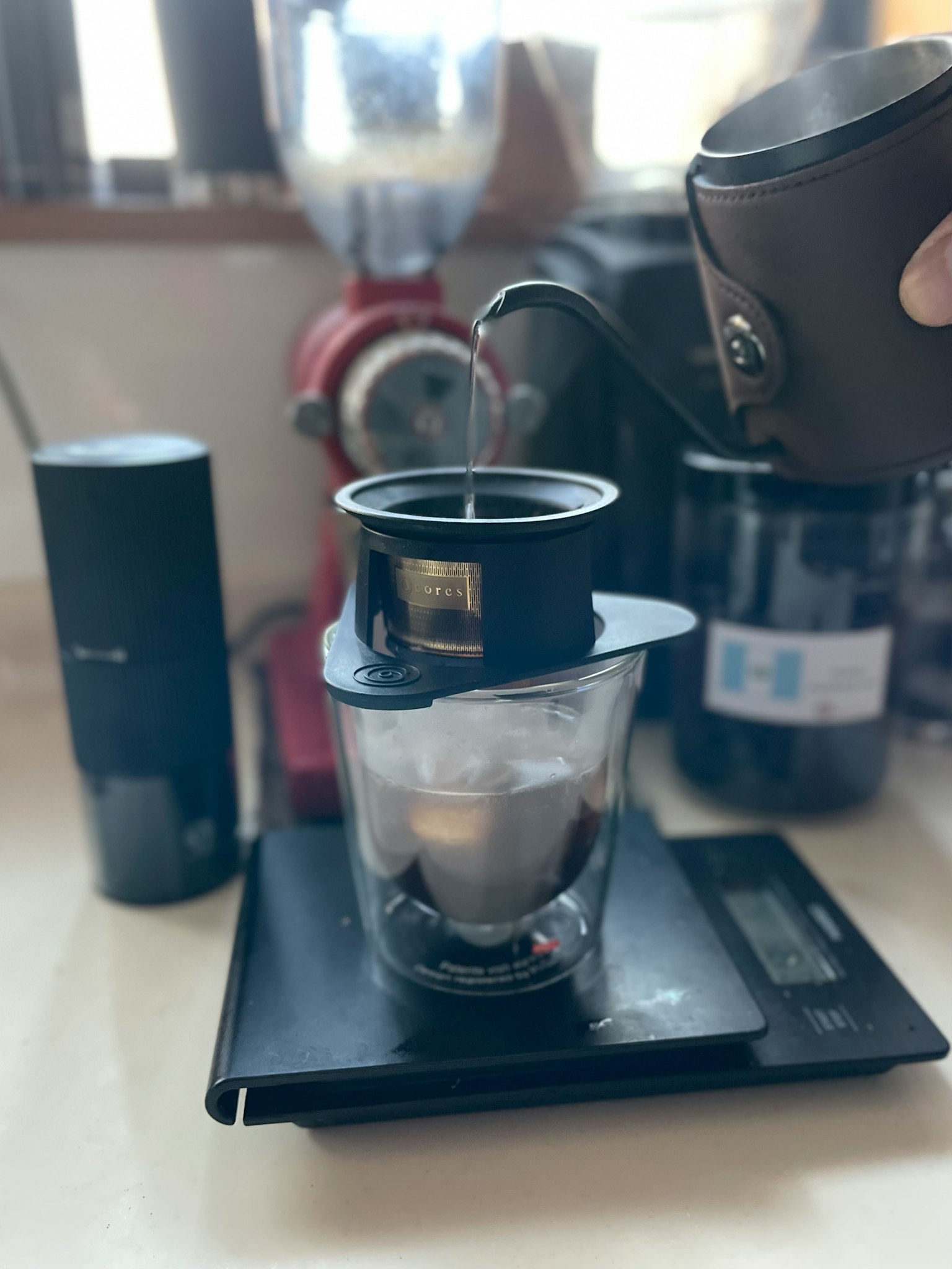 正在冲泡咖啡，杯子和秤可见