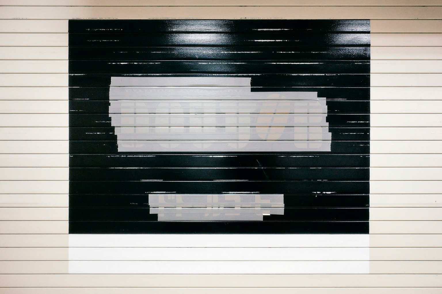 Ein Kunstwerk mit weißen Streifen auf schwarzem Hintergrund