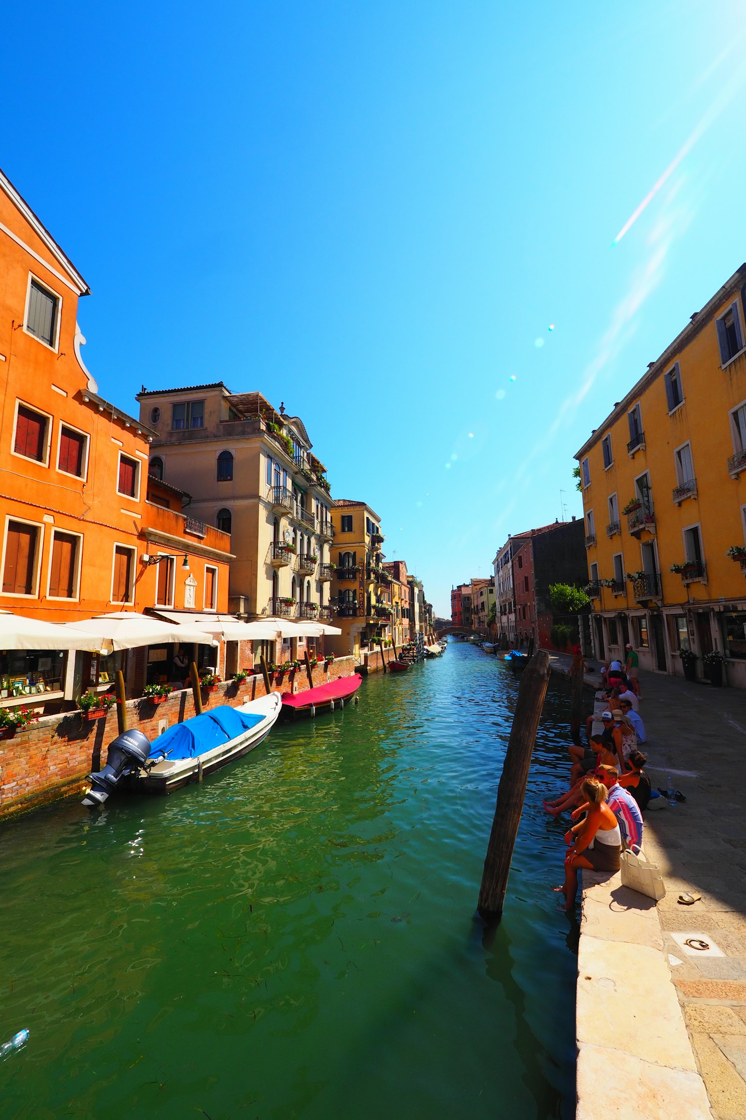 Bâtiments colorés et bateaux le long d'un beau canal