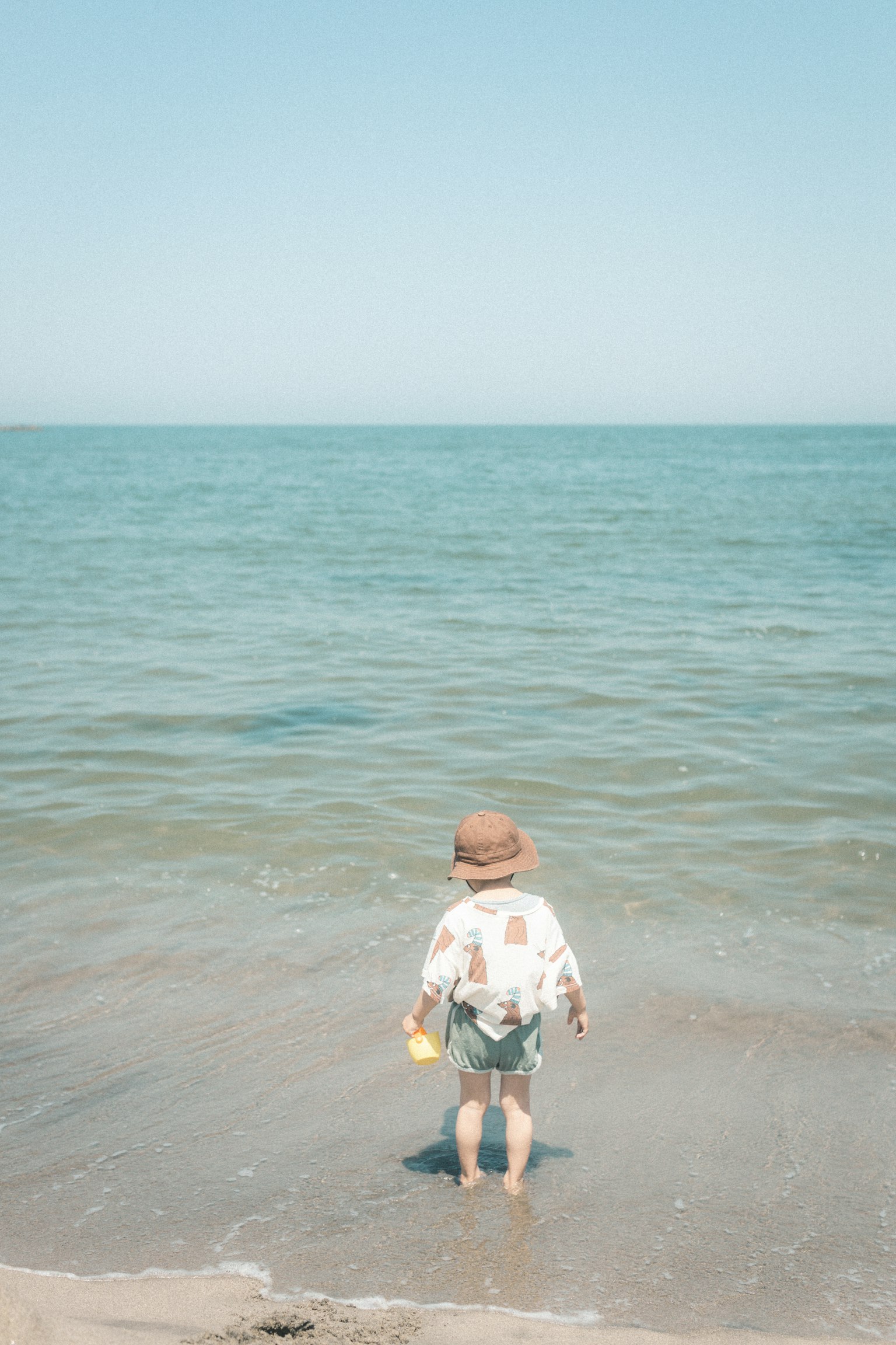 Enfant jouant sur la plage par une journée ensoleillée d'été