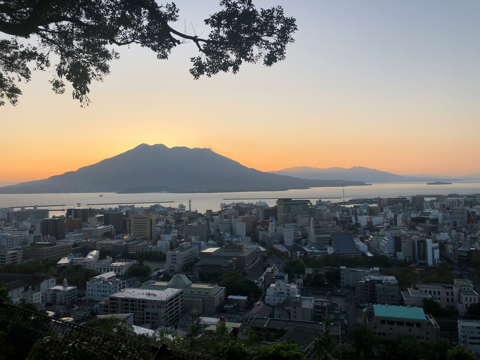 Vista del tramonto sulla città di Kagoshima con Sakurajima sullo sfondo
