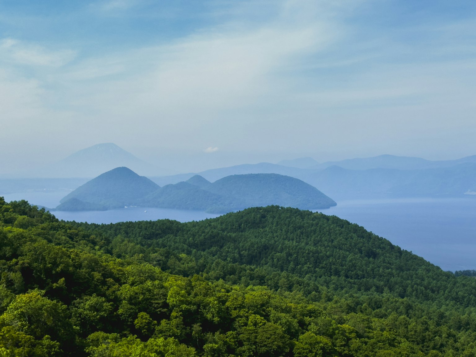 Montagnes verdoyantes avec vue sur un océan bleu