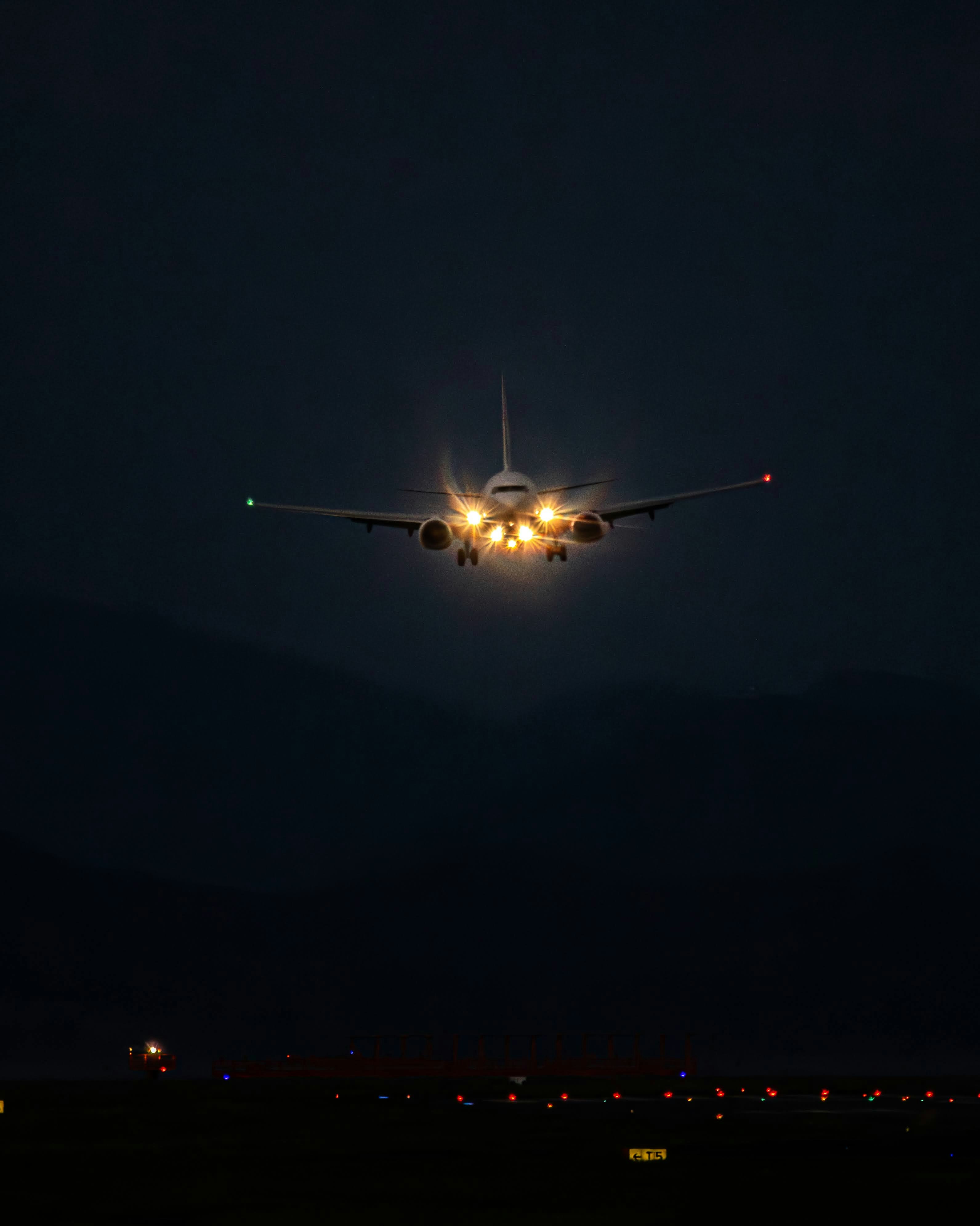 夜空中進近的飛機