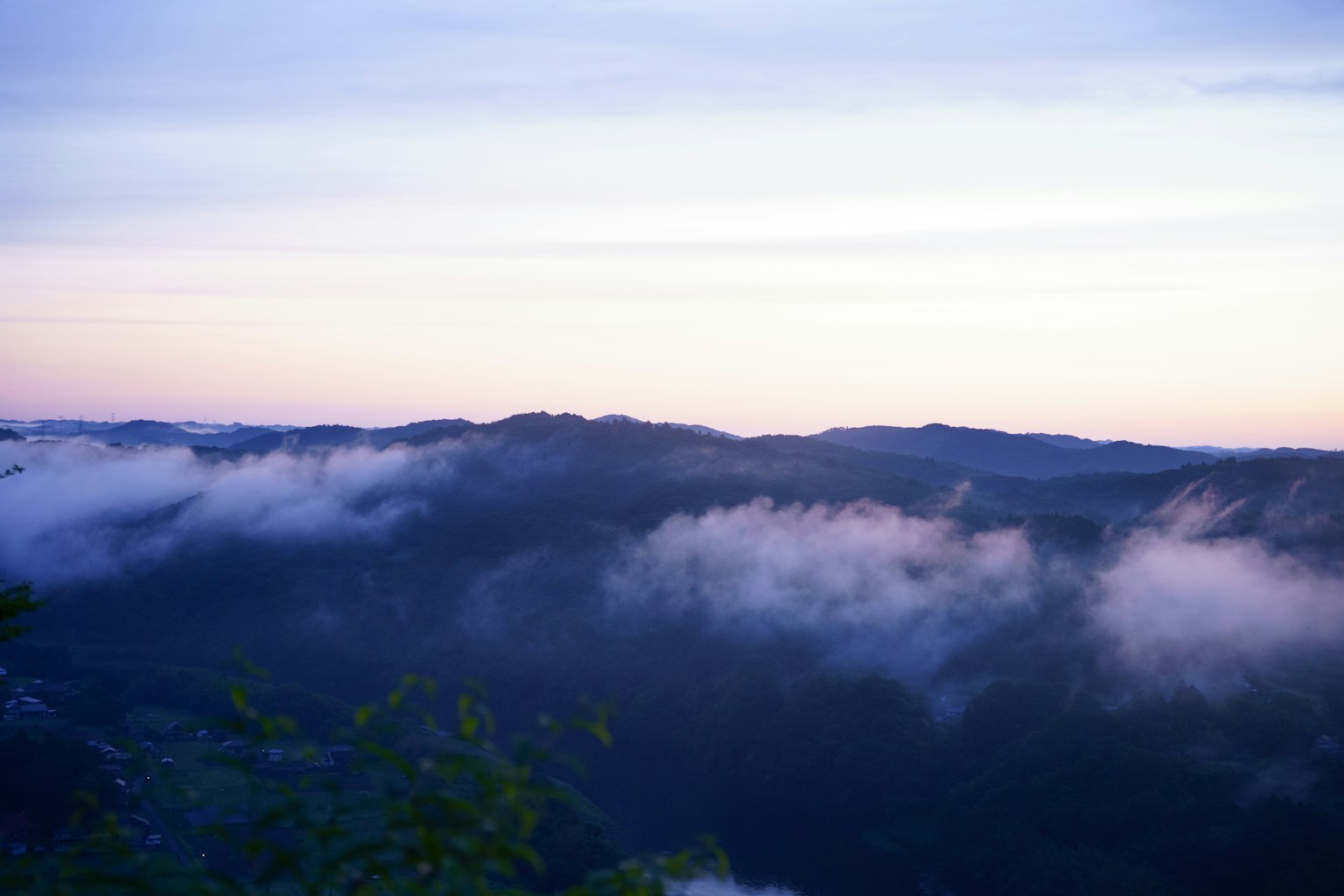 Paysage de montagnes avec des nuages à l'aube