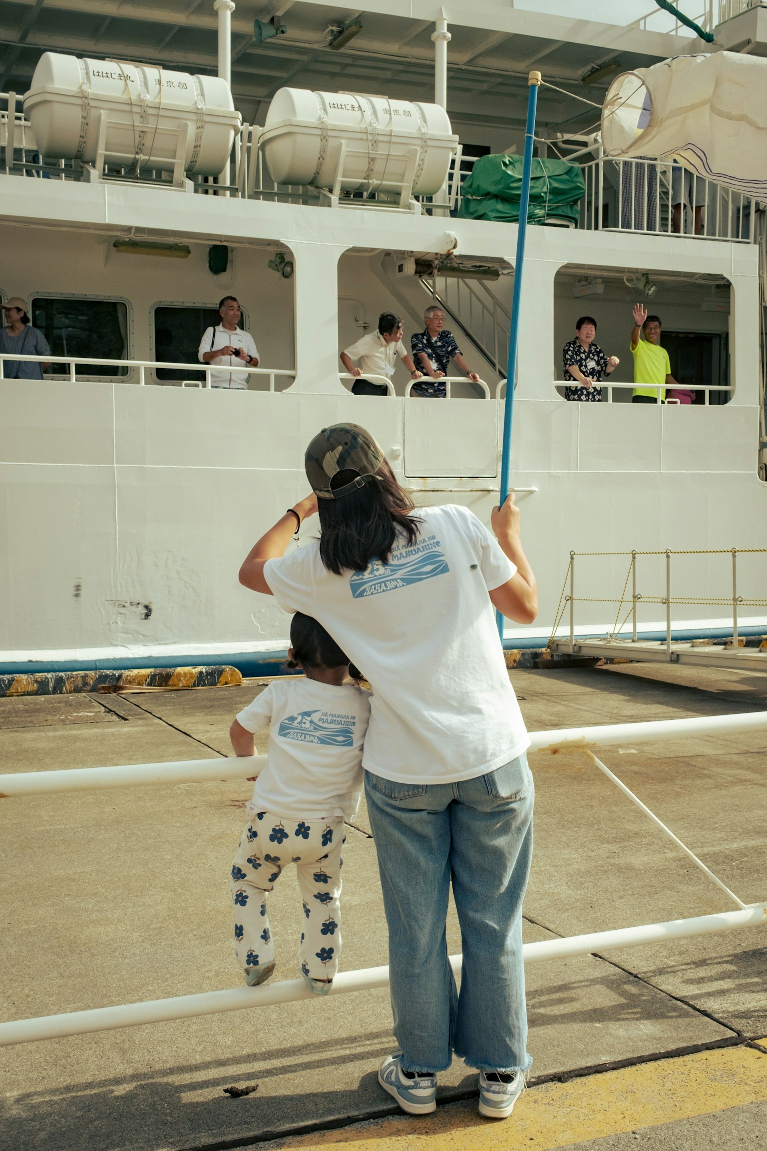 船の近くで子供を抱える女性が見える