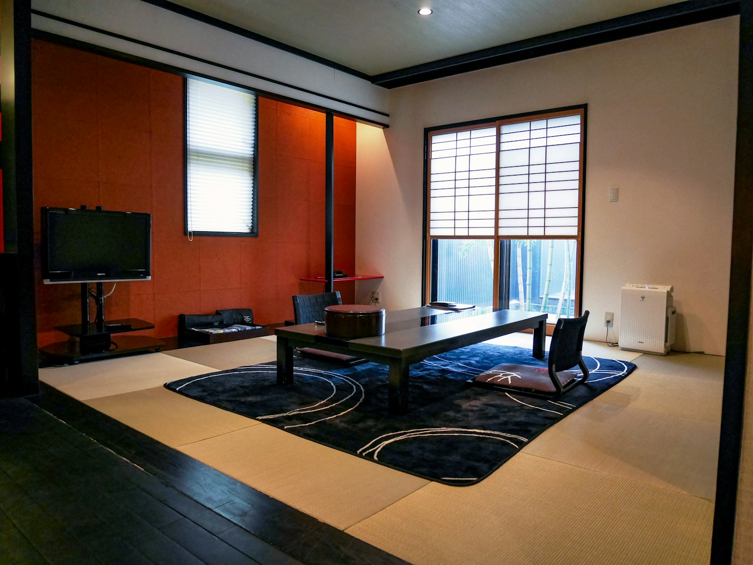 Sala de estar moderna de estilo japonés con mesa baja y asientos