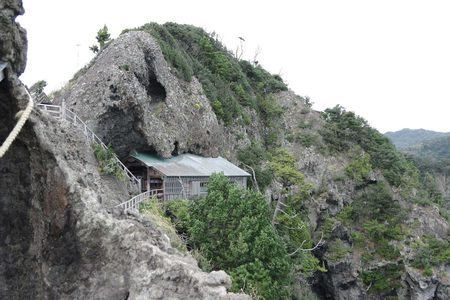 Một cabin nhỏ nằm trên vách đá với cây cối xung quanh