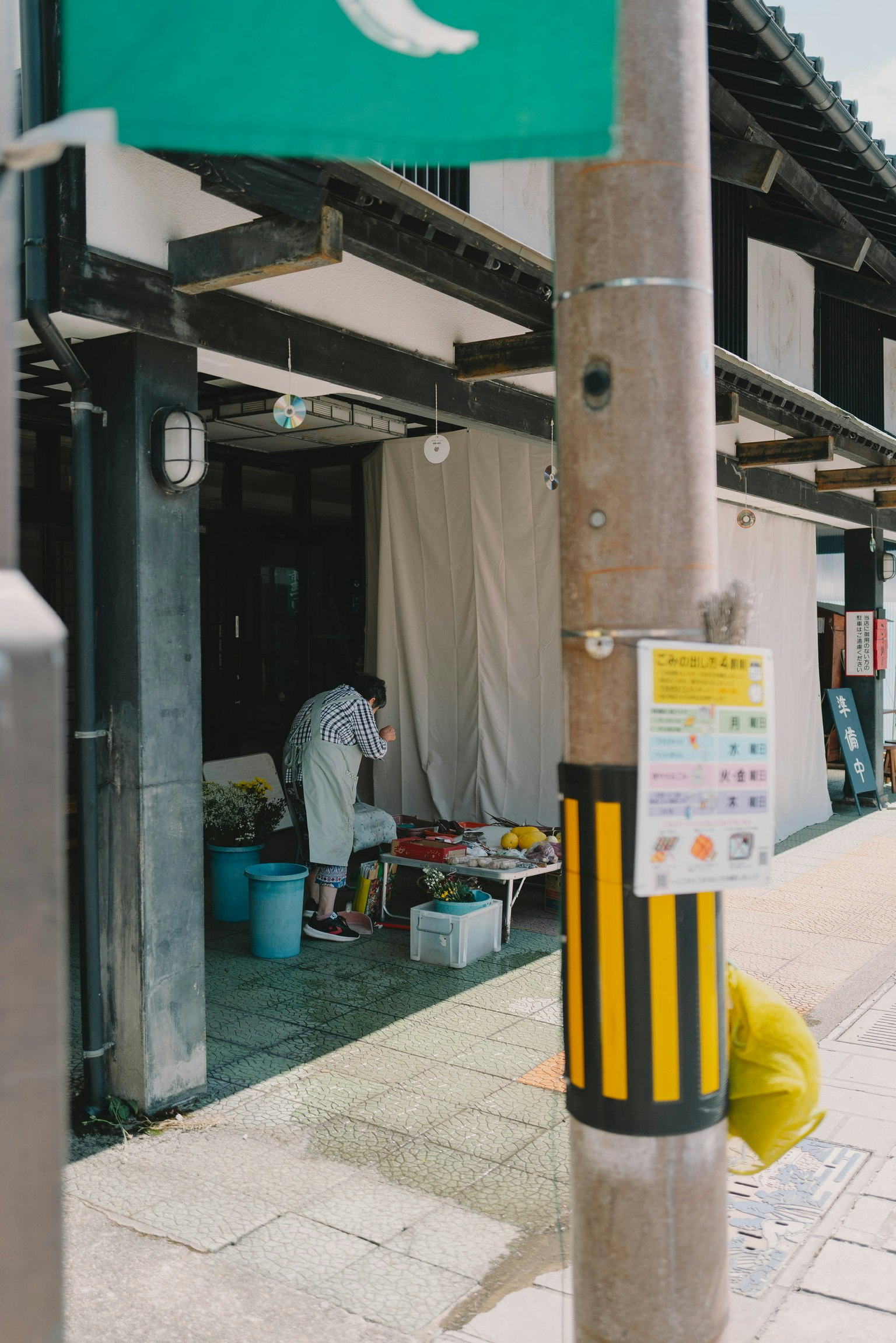 Straße Shichiken-Asaichi in Ōno, Präfektur Fukui, mit Verkaufsständen und Schildern