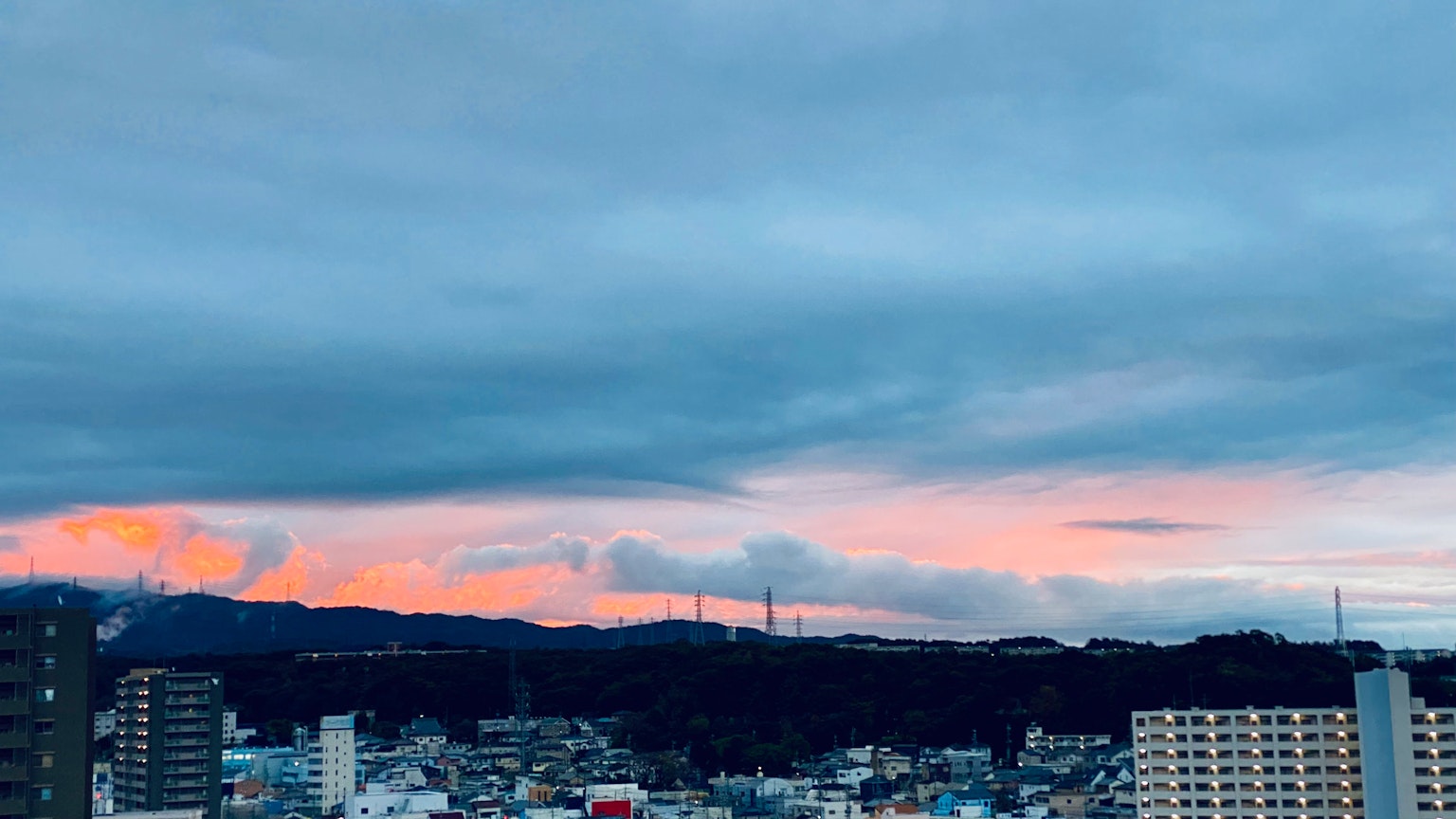 Paisaje urbano al atardecer con cielo colorido
