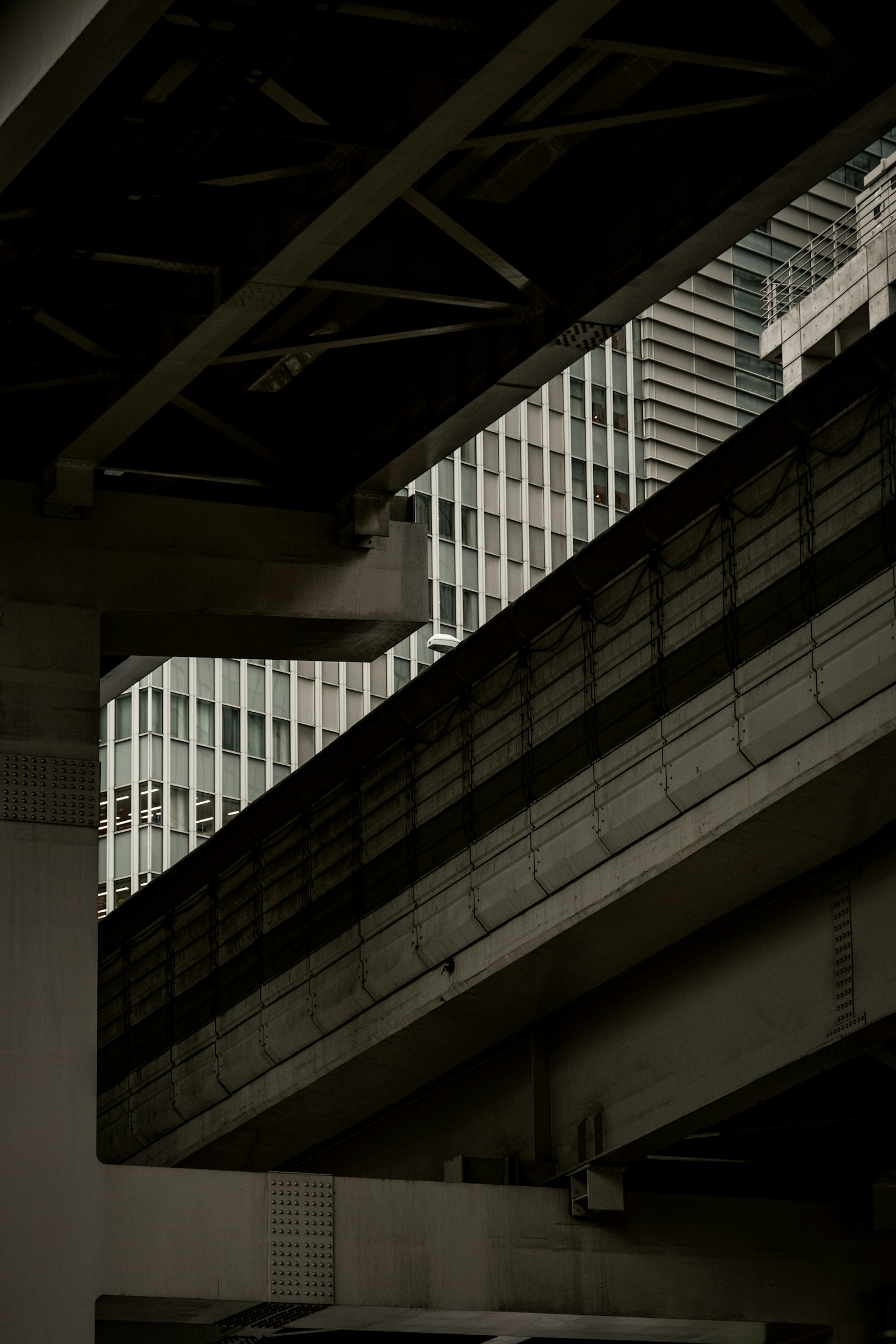 城市景觀，交錯的摩天大樓和混凝土結構
