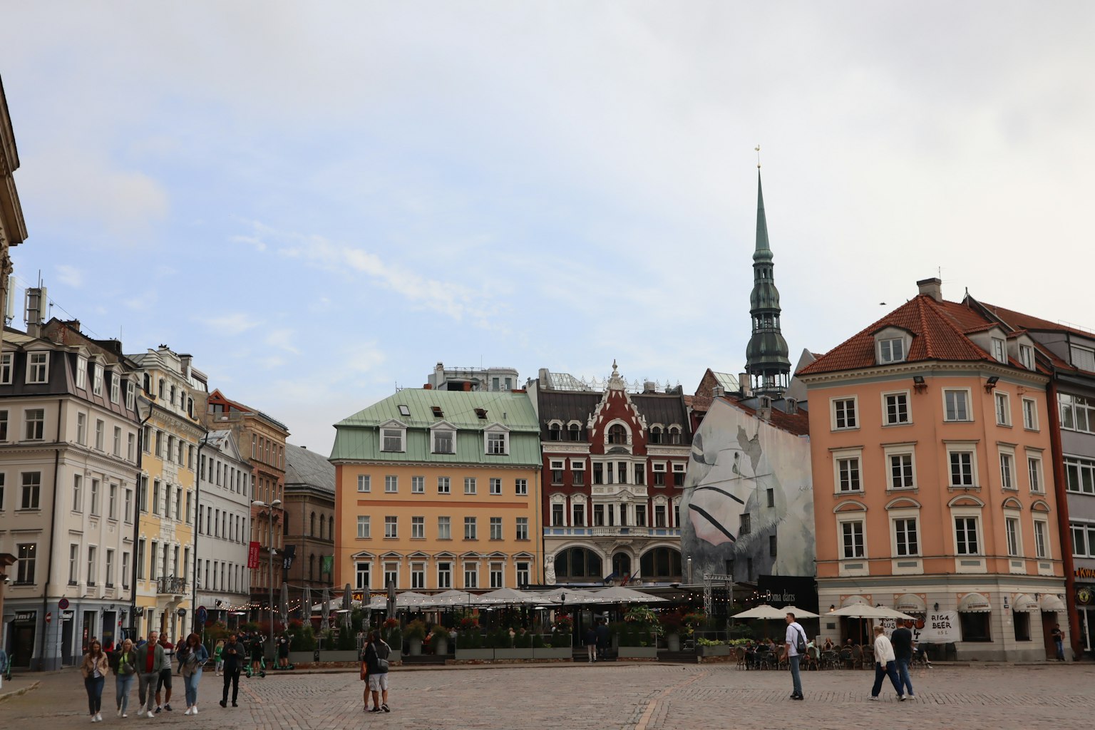 Malersicher Blick auf einen Platz mit historischen Gebäuden