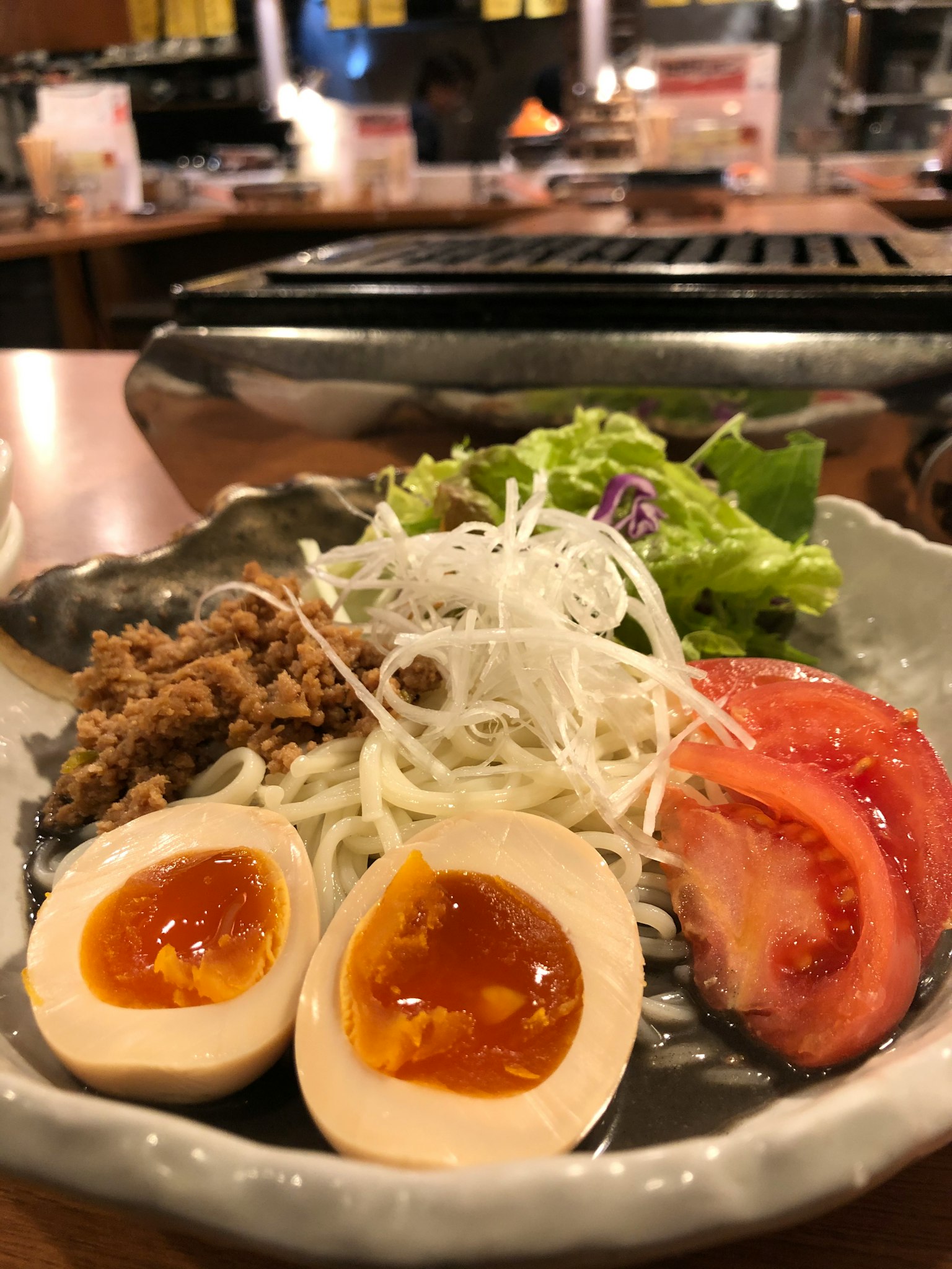 Món ăn được trình bày đẹp mắt với trứng luộc salad và cà chua