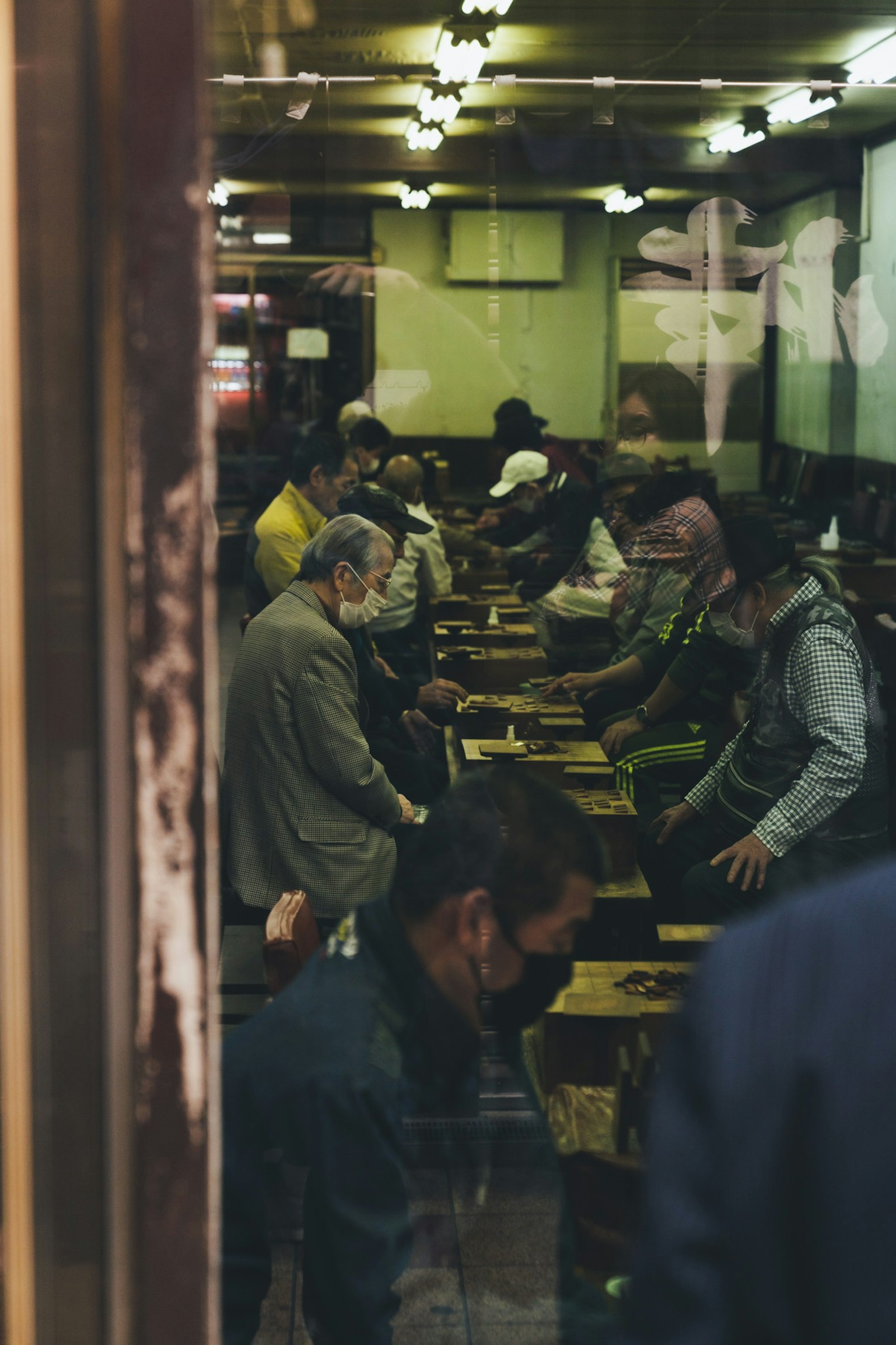 Rassemblement de personnes assises à l'intérieur Engagées autour de tables bien éclairées