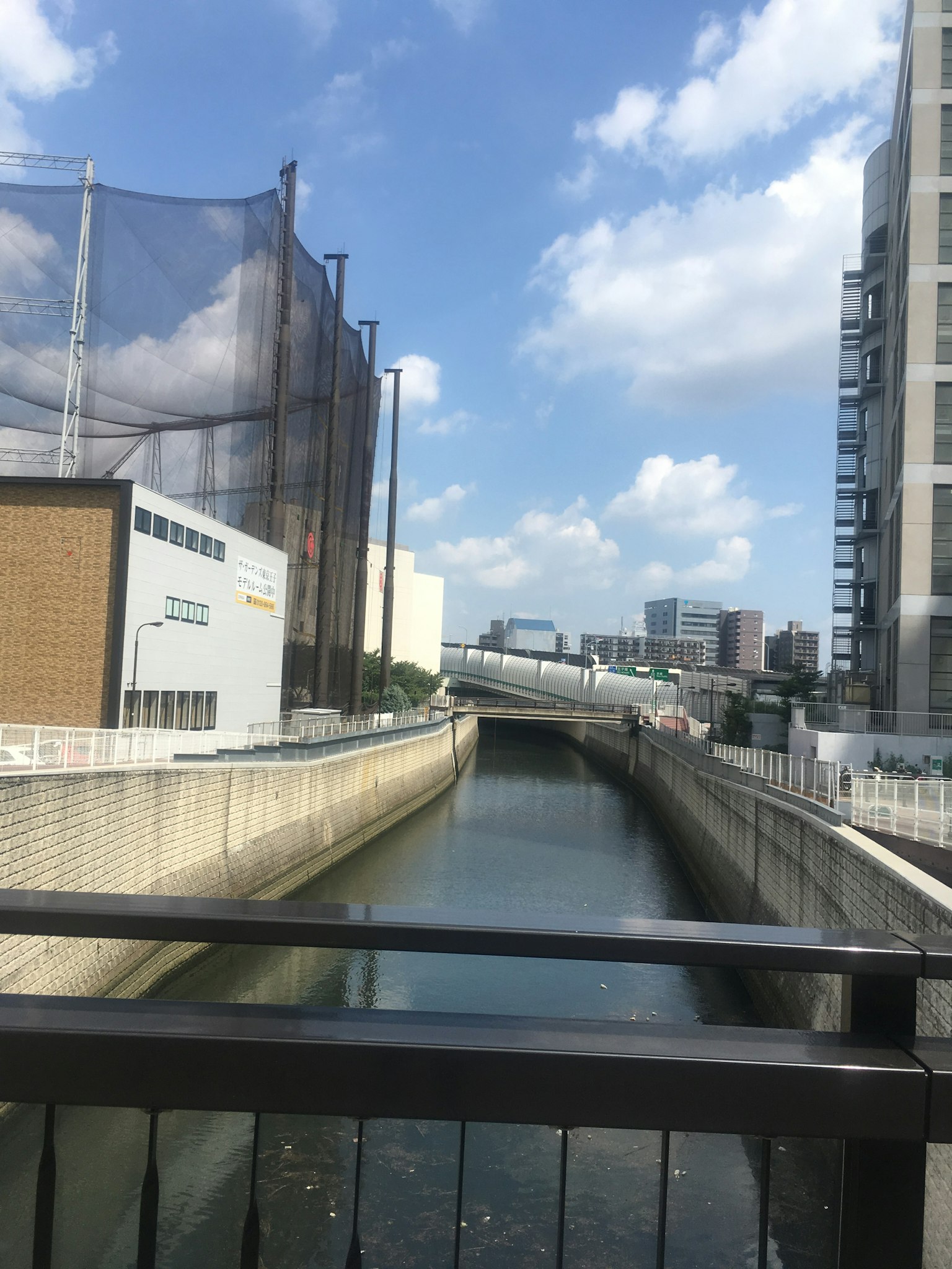 河流和建筑物的景观，蓝天和云朵