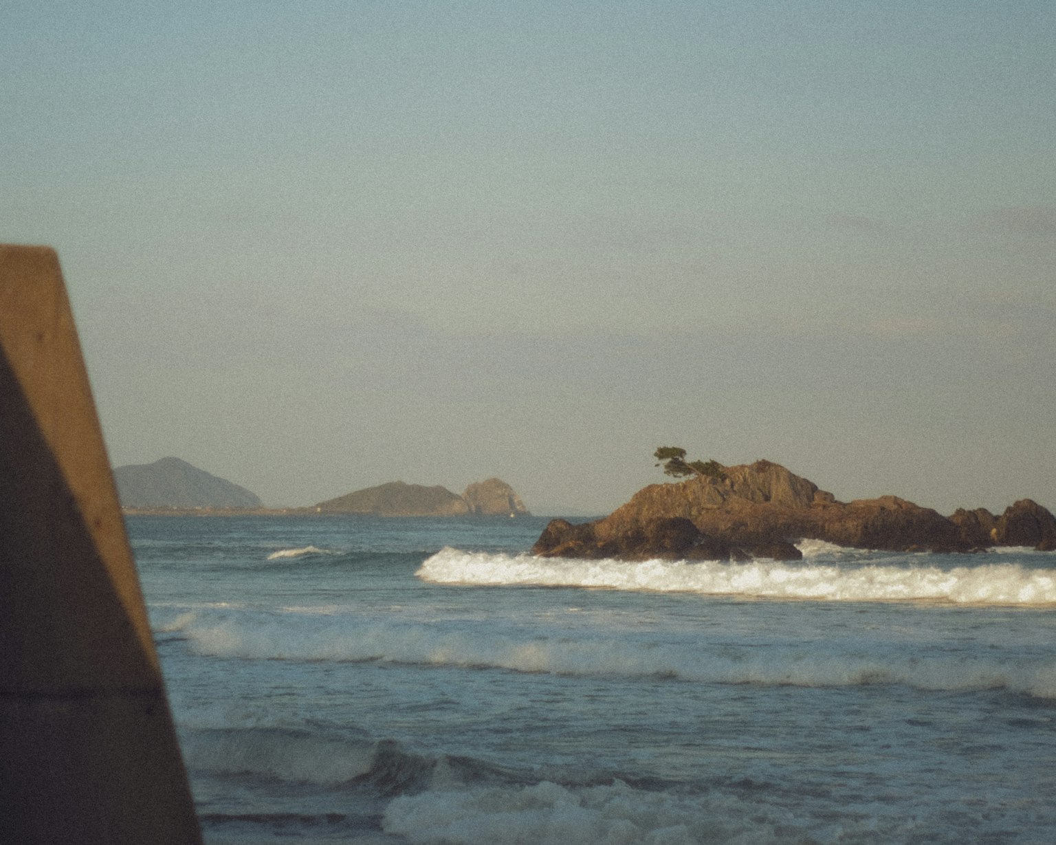 Paysage marin avec des vagues s'écrasant sur la côte rocheuse