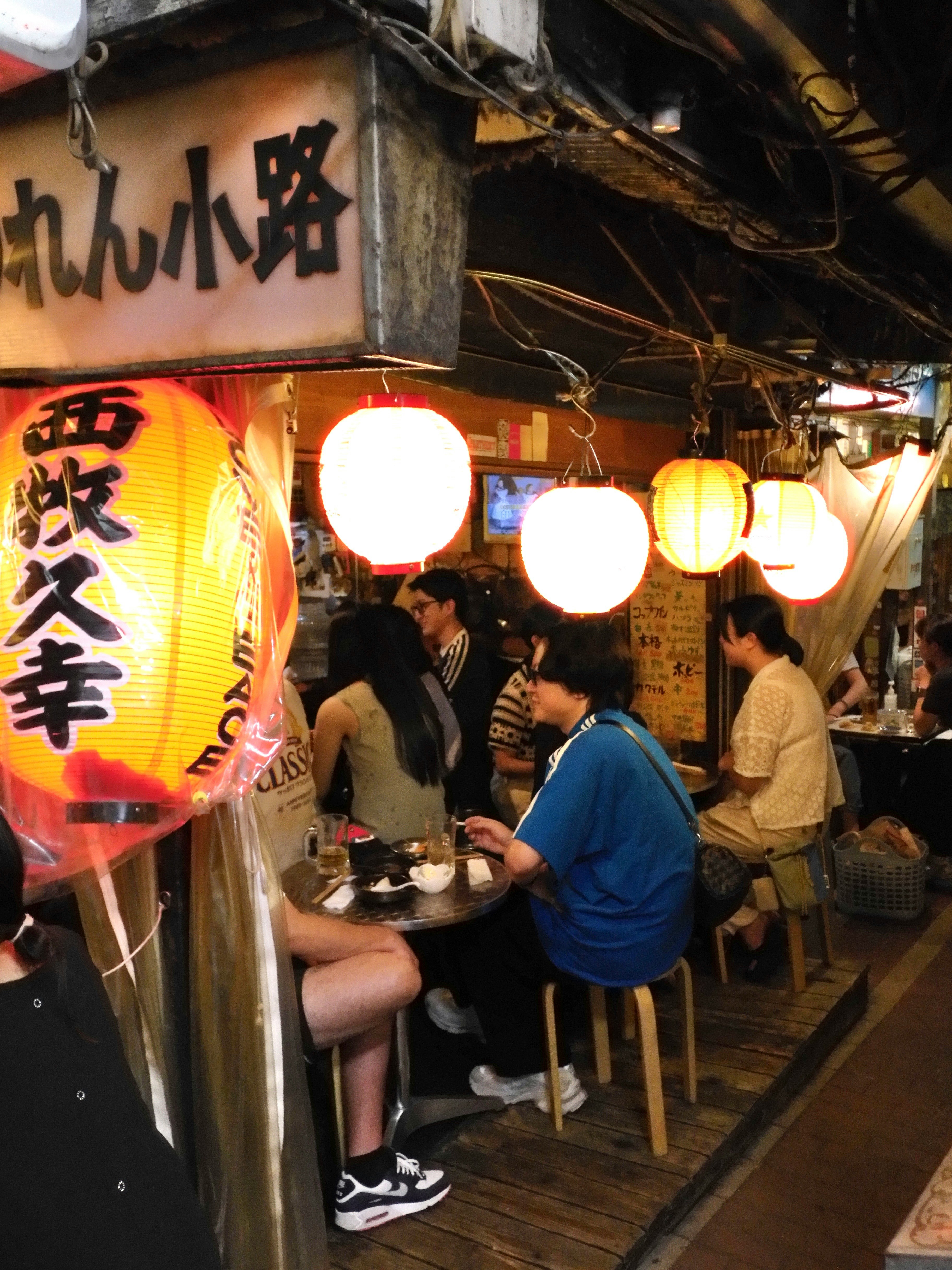 灯笼照亮的街头小吃巷子店铺