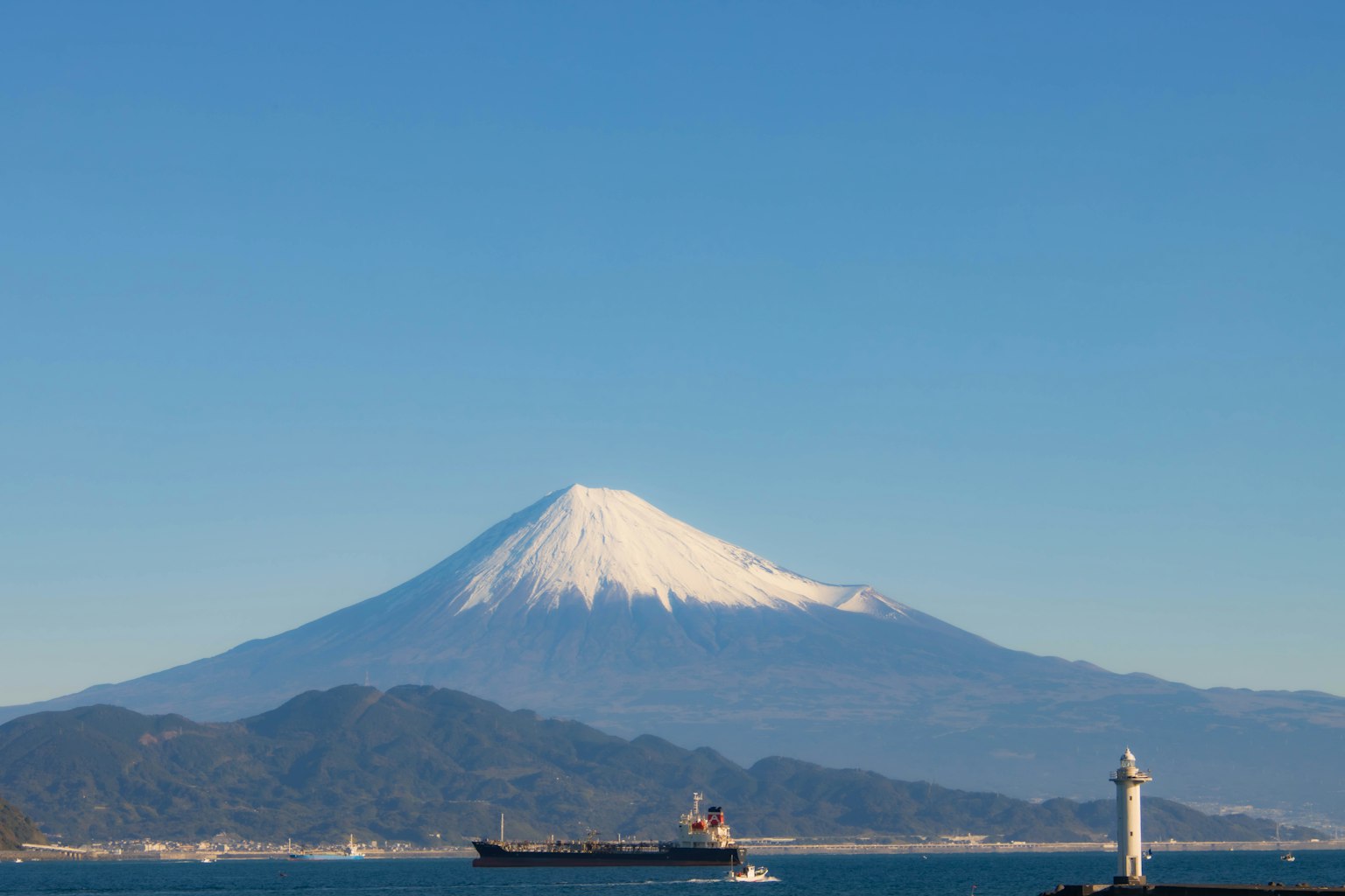 Vue pittoresque du mont Fuji avec un sommet enneigé sous un ciel bleu clair