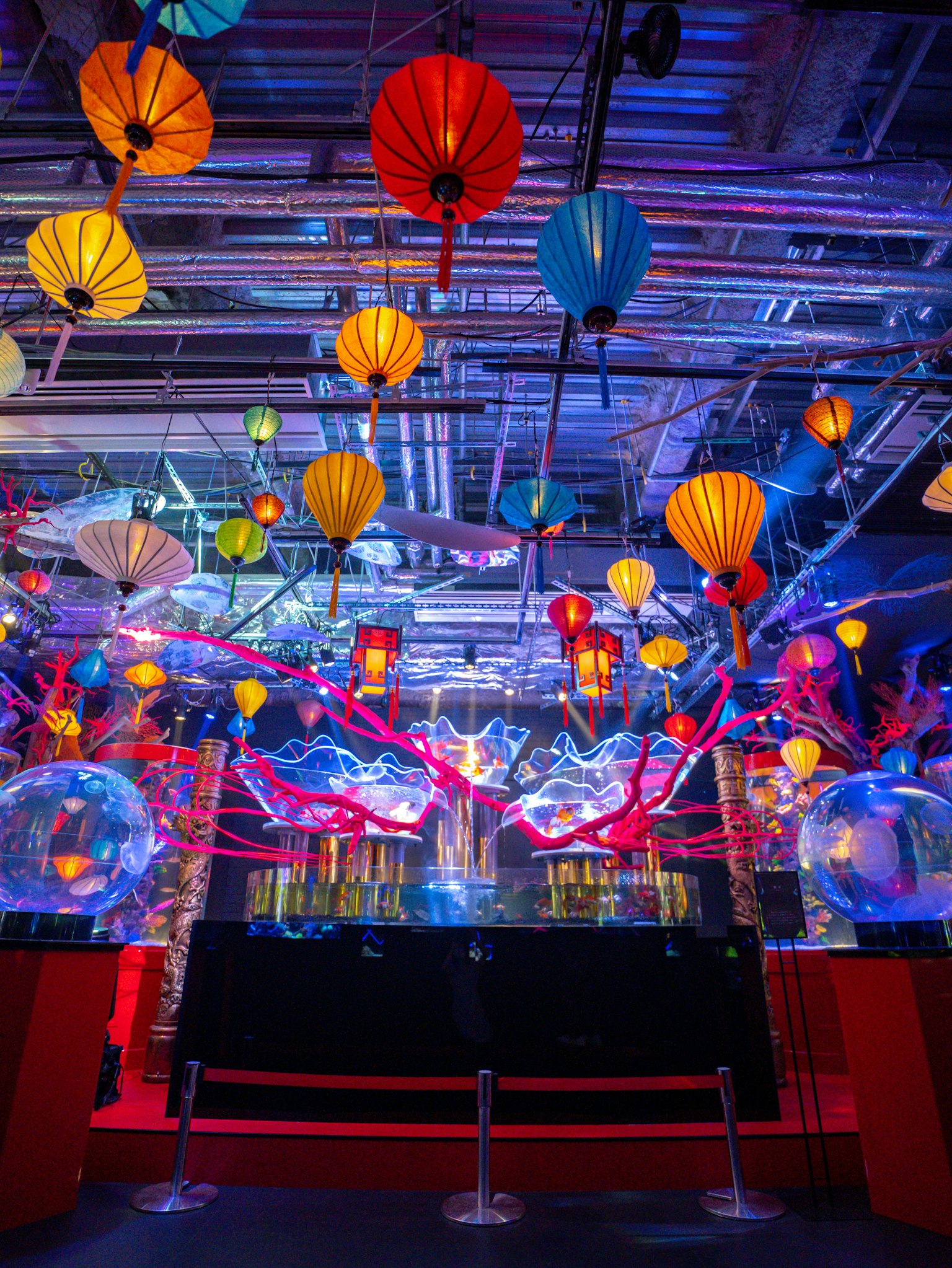 Espace événementiel animé décoré de lanternes suspendues colorées